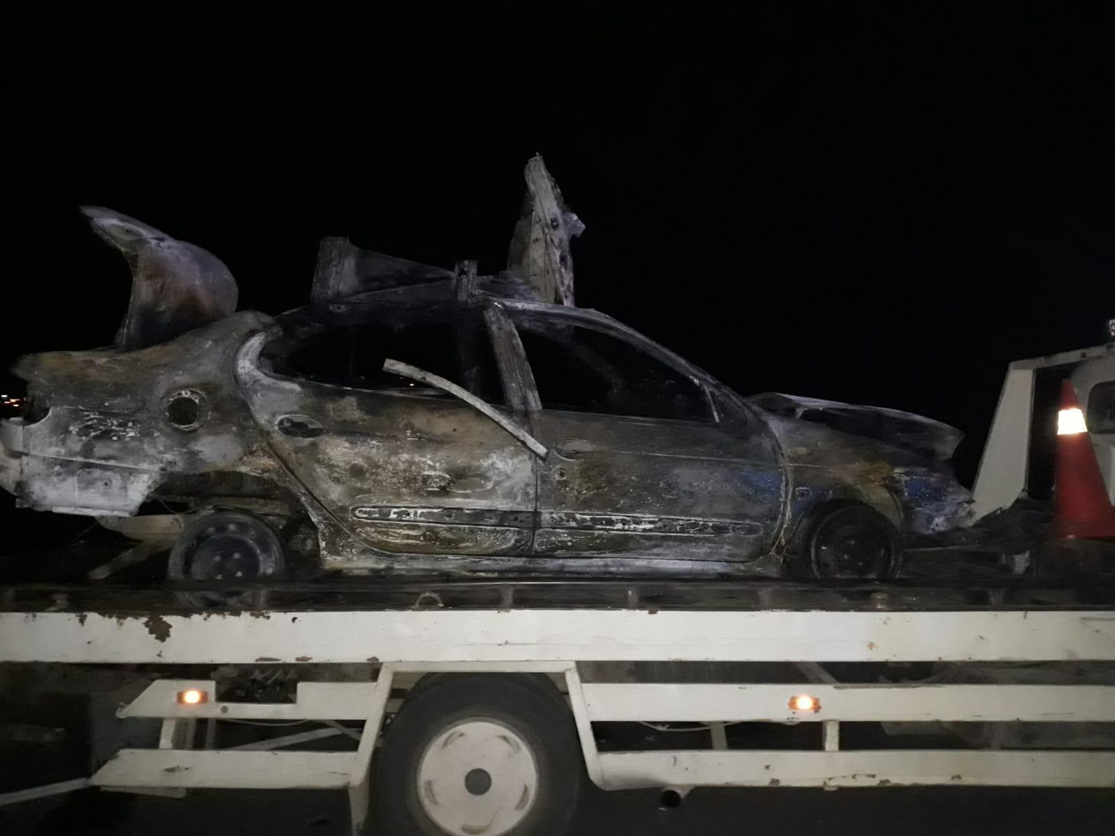 Bariyerlere çarpan otomobil alev aldı: 3 kişi yanarak can verdi