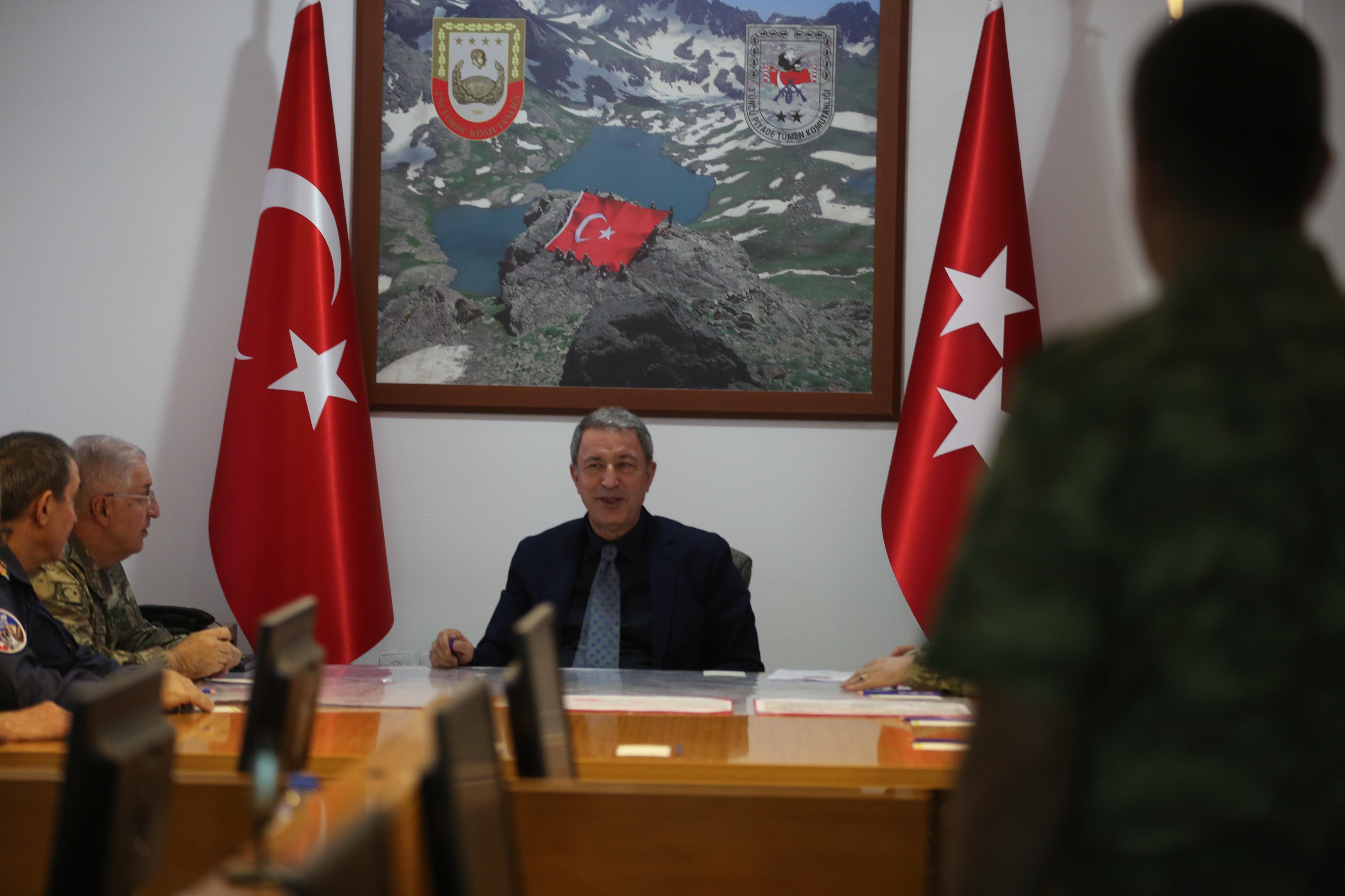 Milli Savunma Bakanı Hulusi Akardan ilk ziyaret sınıra