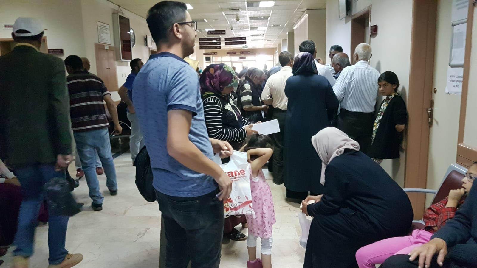 İzmirde 2100, Sivasta 750 kişi hastanelik oldu