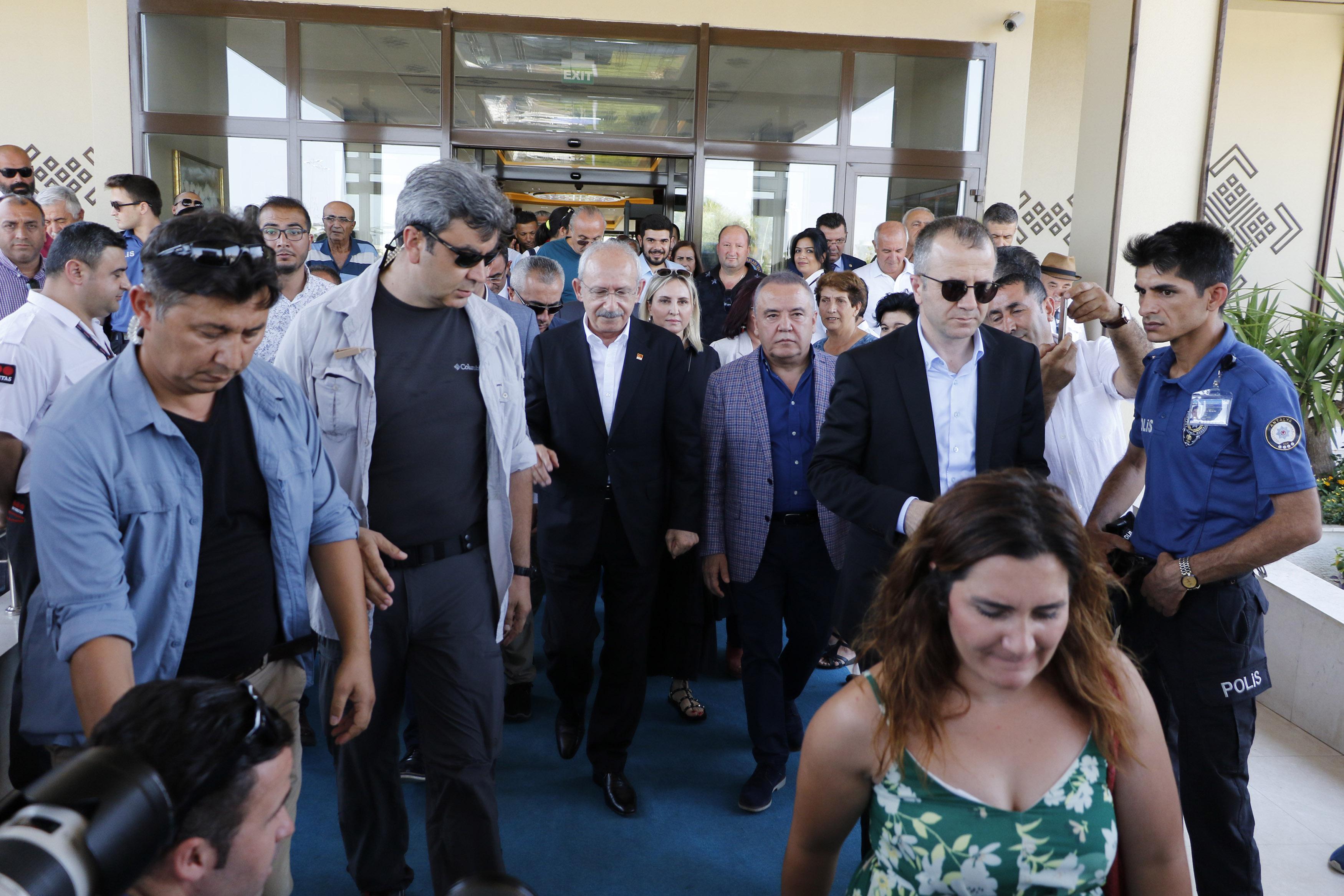 Kılıçdaroğlu’na ’Siyasetin CEO’su’ pankartıyla karşılama