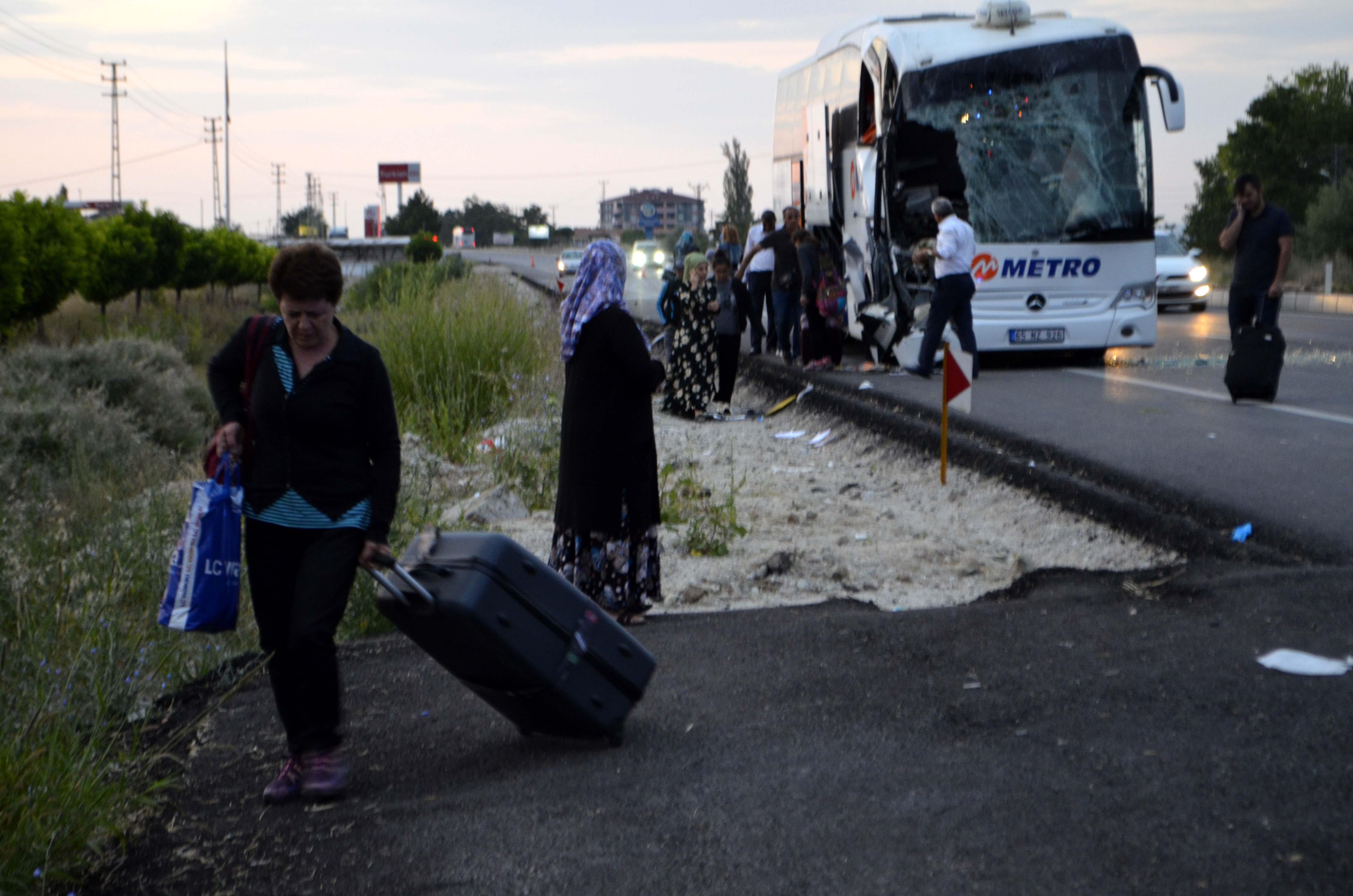 Amasyada yolcu otobüsü TIRa çarptı: Çok sayıda yaralı var