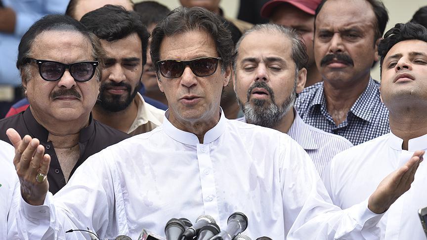 Pakistan seçimlerinde muhalefet lideri İmran Han önde