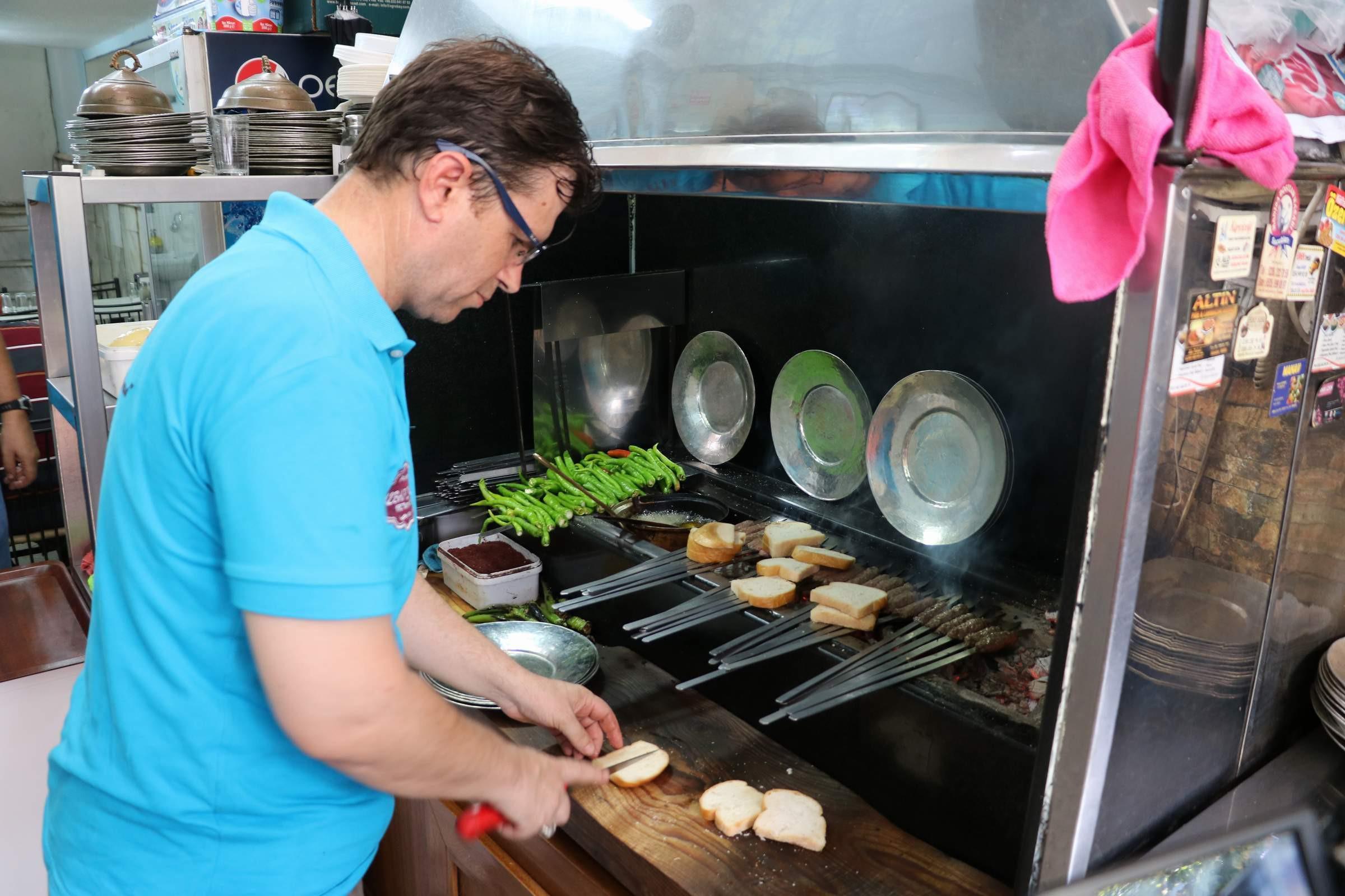 Çölyak hastaları için özel Manisa Kebabı yaptı