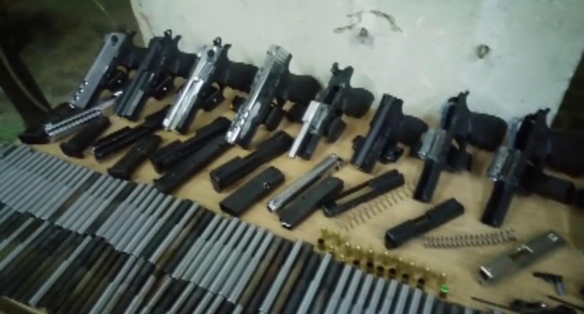 Silahları çocuk kıyafeti satılan mağazalardan piyasaya süren şebekeye operasyon