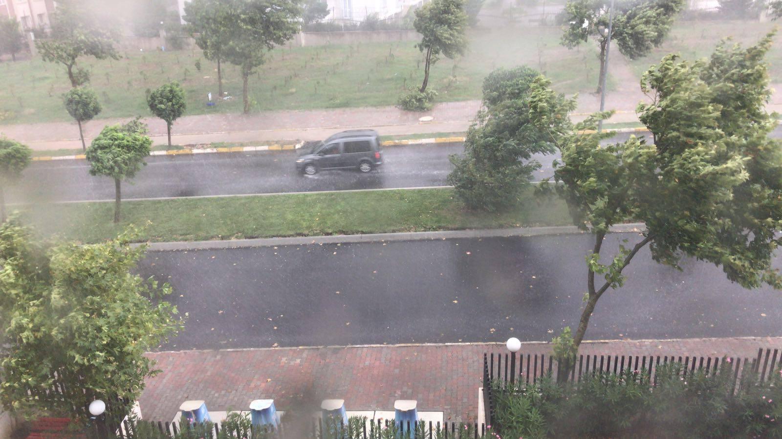 Meteoroloji uyarmıştı İstanbulda yağmur ve dolu yağışı başladı