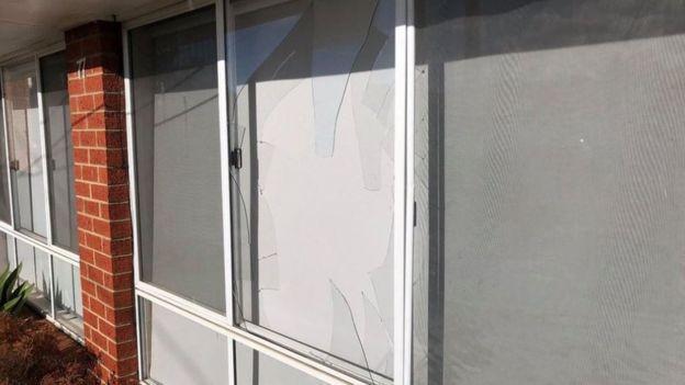 Avustralyada kanguru camı kırıp eve girdi