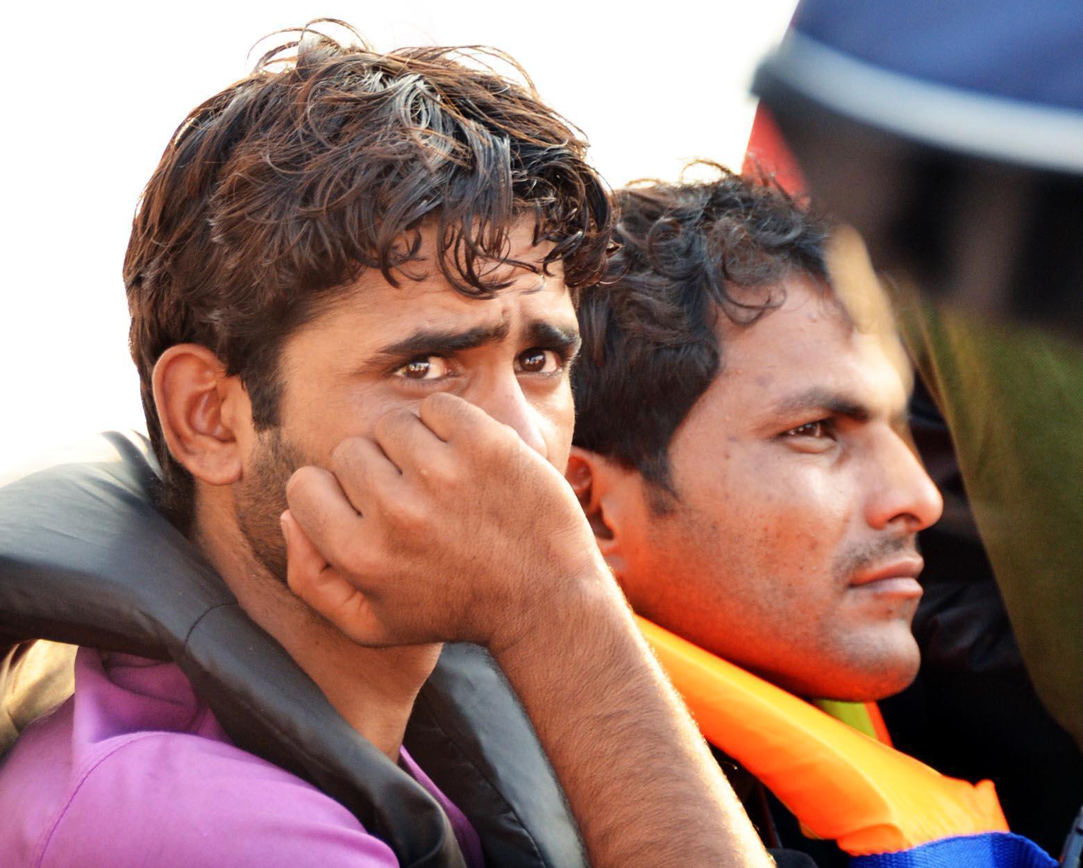 Batan bottaki göçmenleri tur teknesindekiler kurtardı