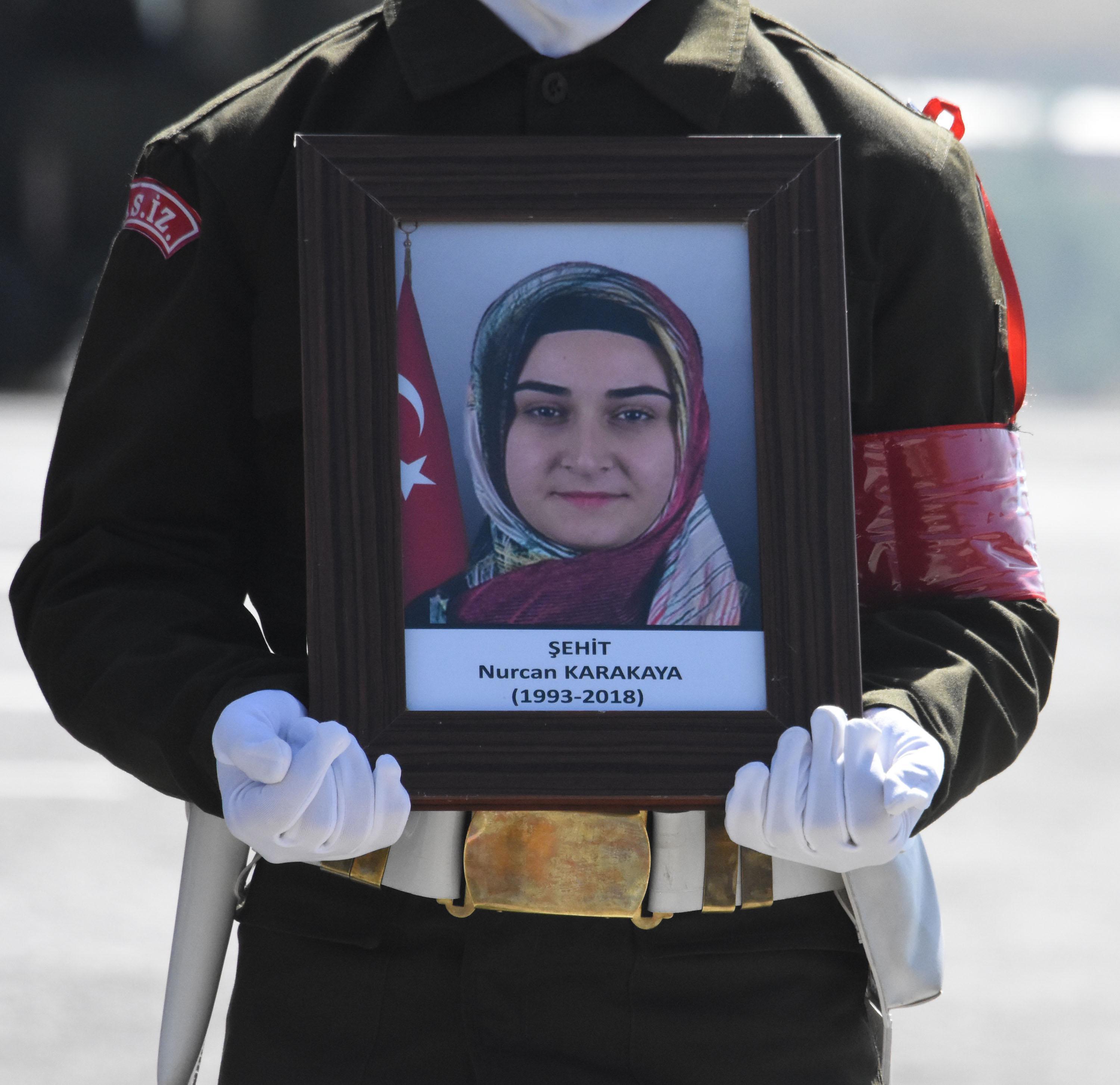 Hakkaride PKKnın şehit ettiği anne ve bebeğine tören