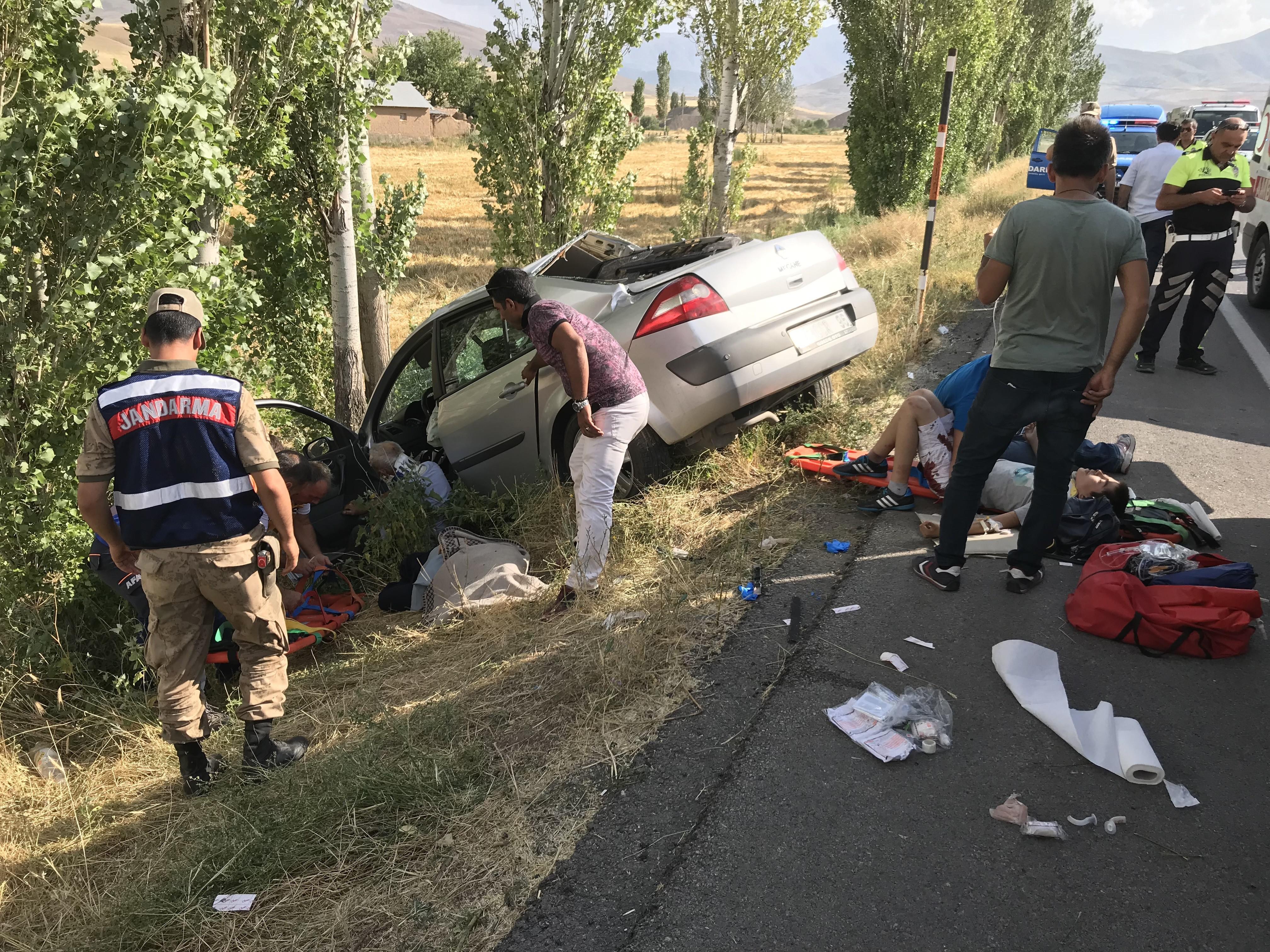 Erzincanda feci kaza: Aynı aileden 2 kişi öldü, 3 kişi yaralandı