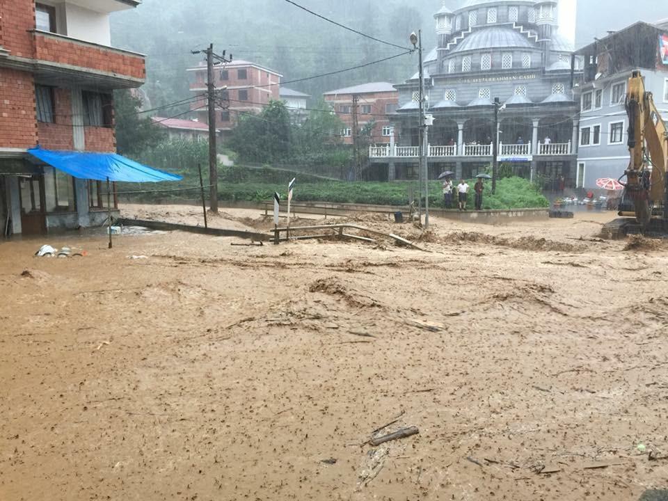 Rizede şiddetli yağış nedeniyle vatandaşlar evlerinde mahsur kaldı