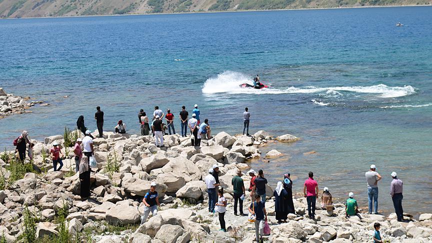 Nemrut Krater Gölü Akdeniz sahillerini aratmıyor