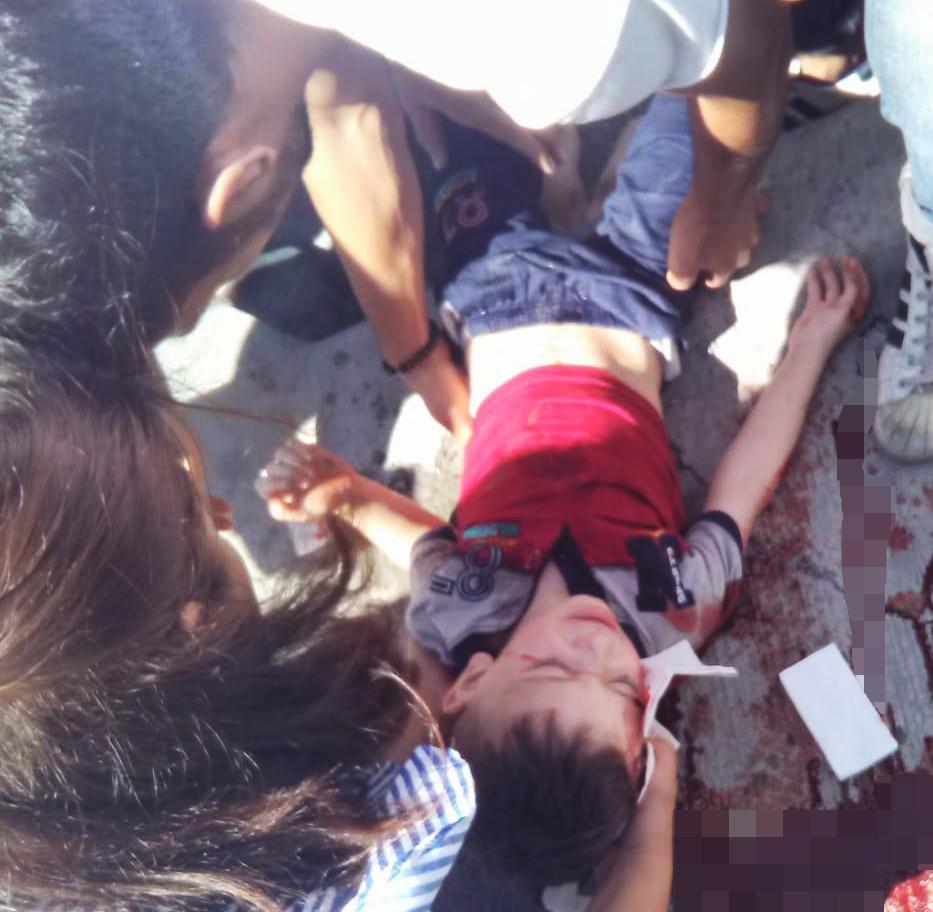 Çocuğunun kafasını demir bariyerlere vurdu İstanbulda cani babaya linç girişimi