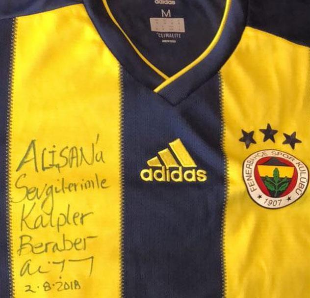 Fenerbahçe Kulübü Başkanı Ali Koç, Alişana imzalı forma hediye etti