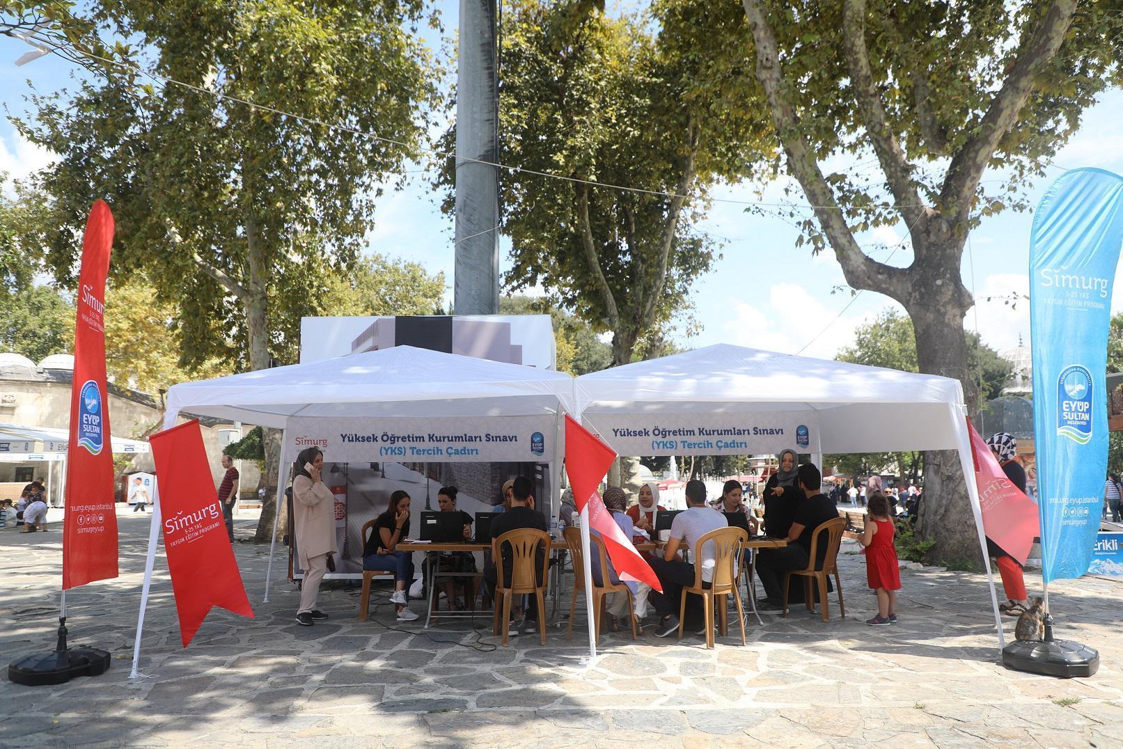 YKS tercih çadırı Eyüp Sultan Camii Meydanında