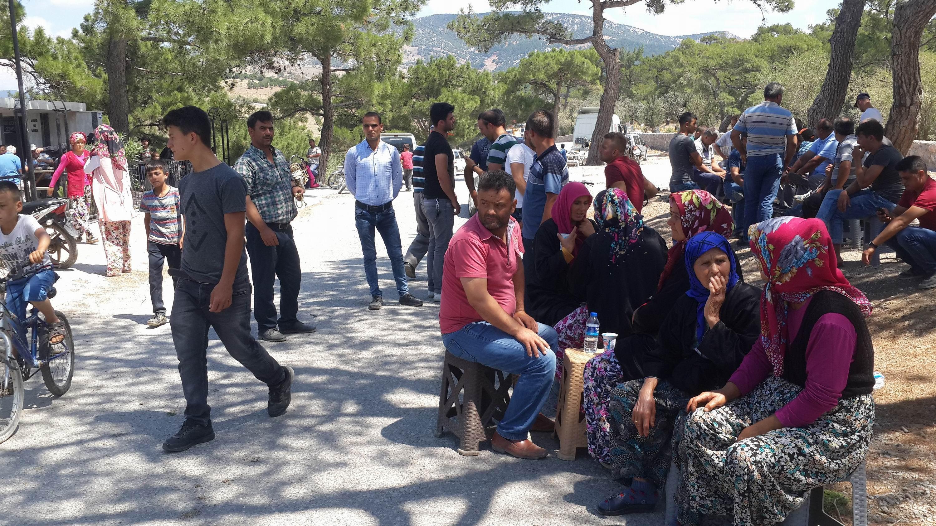 Balıkesirde taş ocağını protesto eden köylüler yolu kapattı