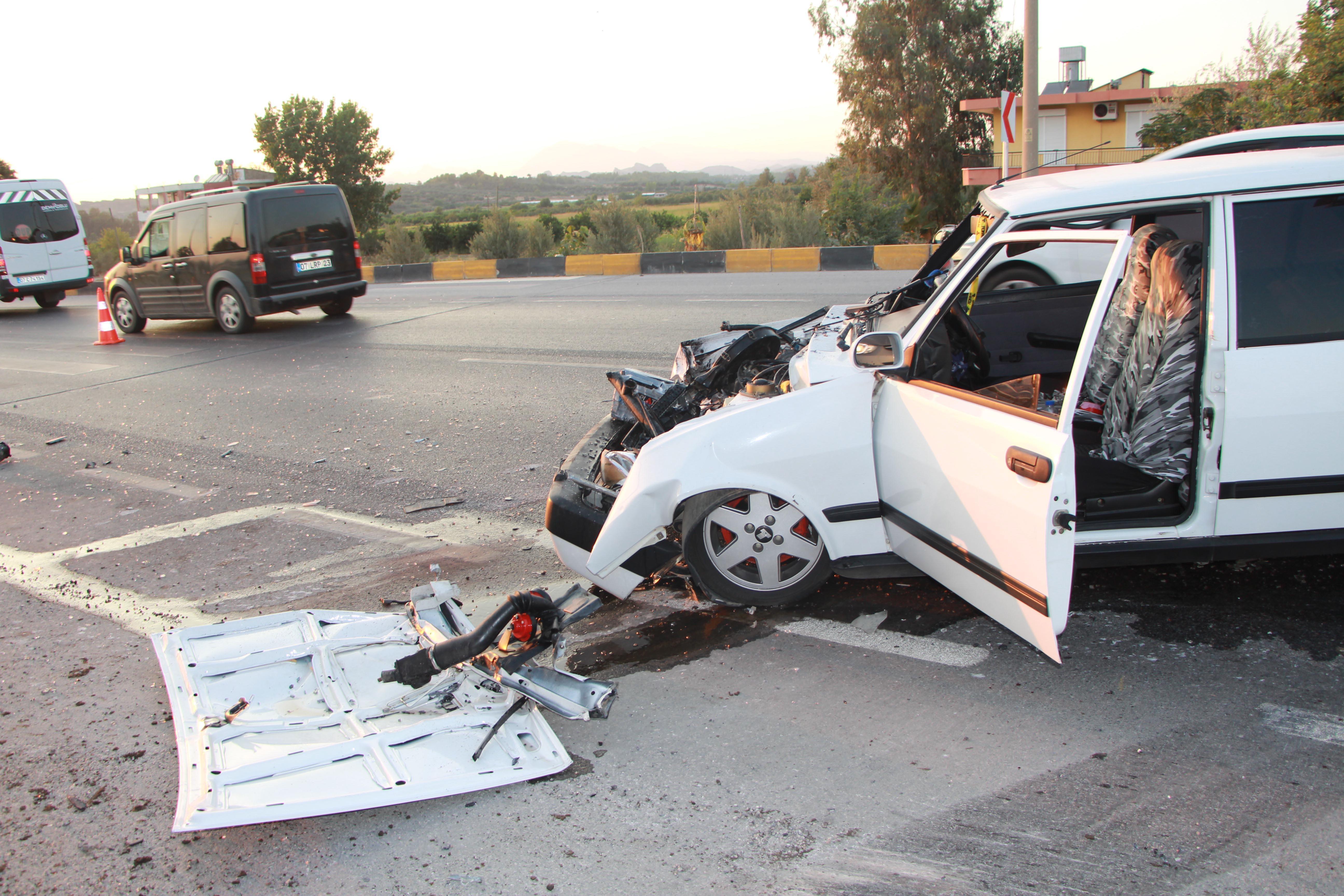 Manavgat’ta tur midibüsü kaza yaptı: Çok sayıda yaralı var