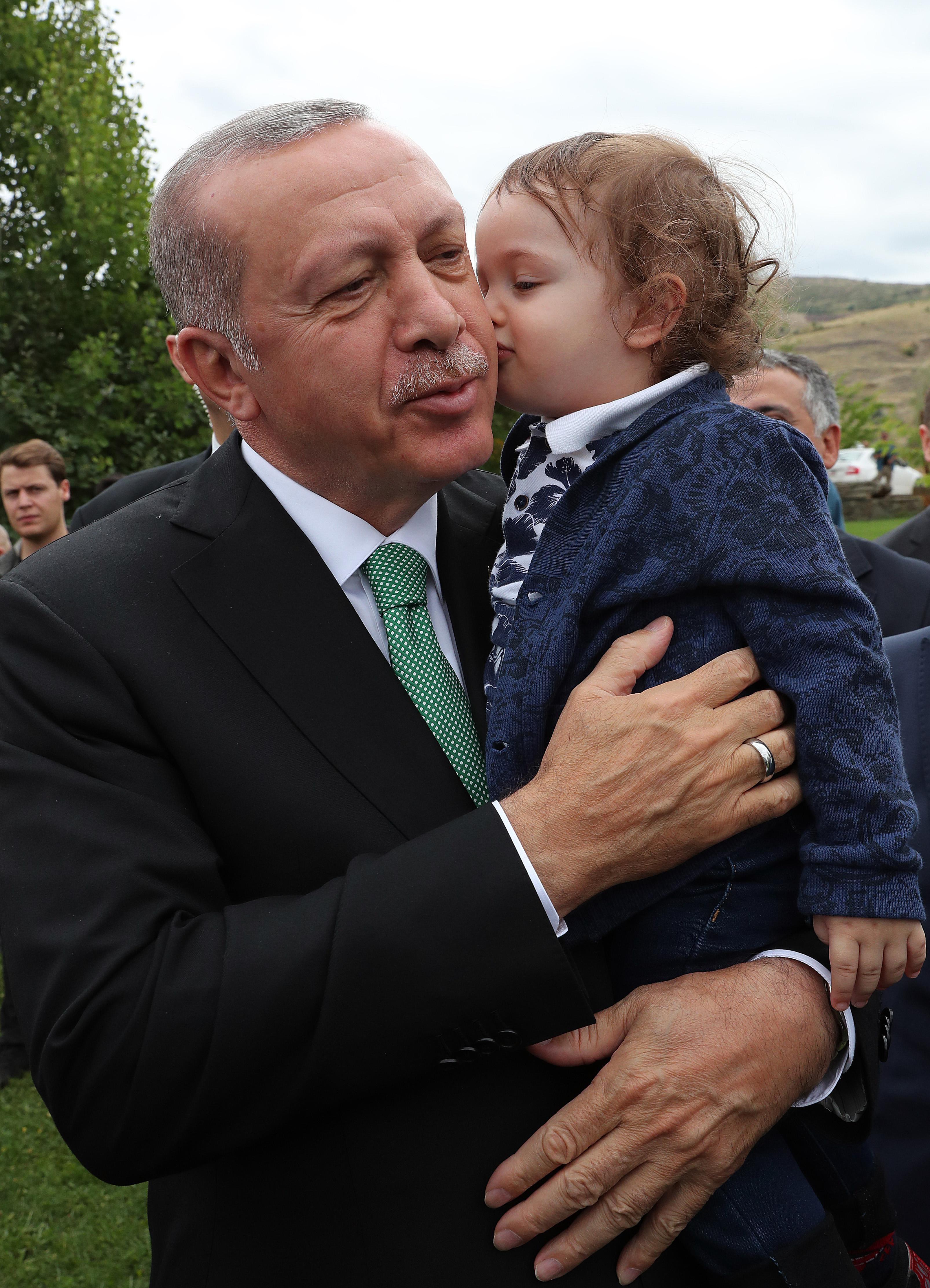 Cumhurbaşkanı Erdoğanın çocuk sevgisi