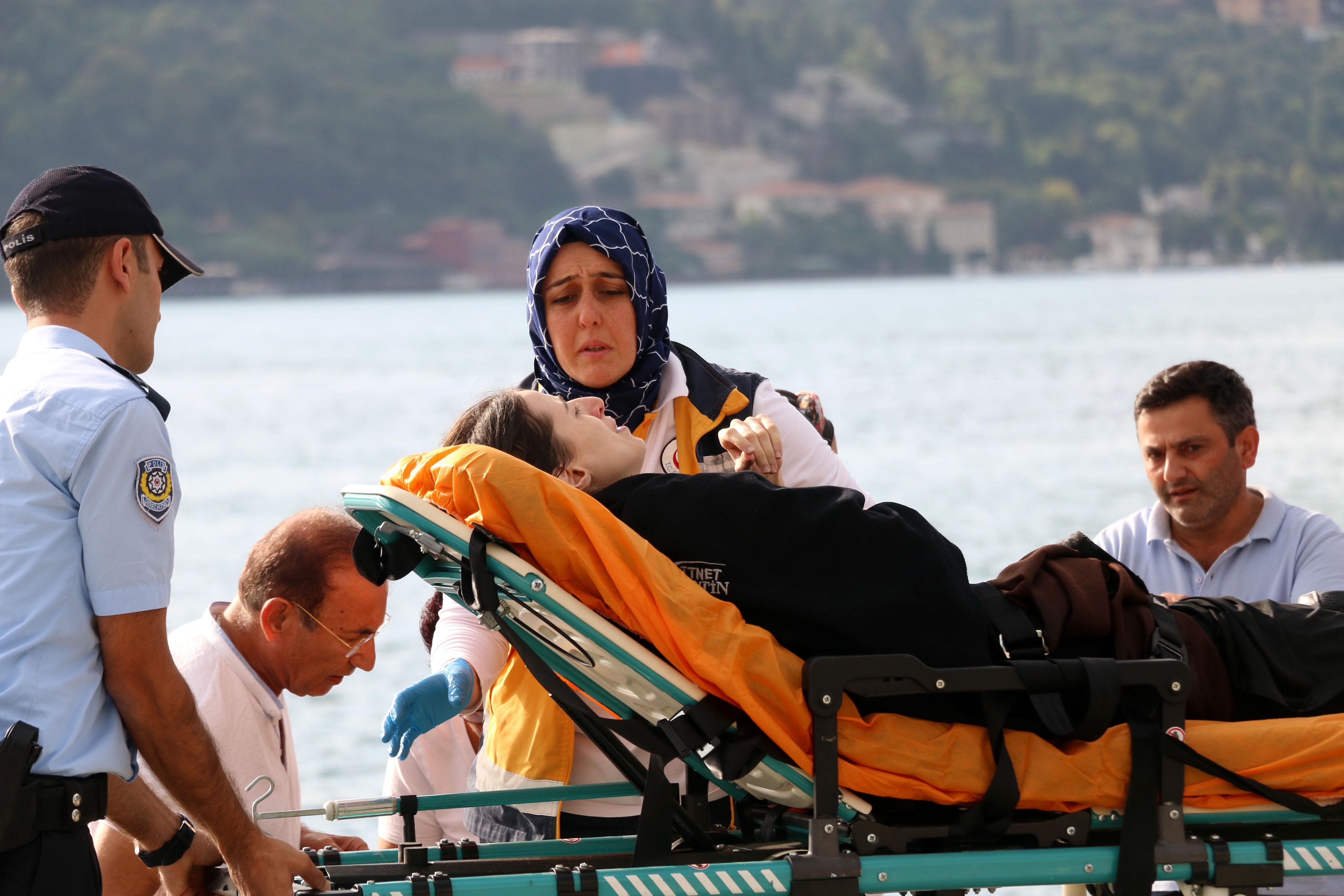 İstanbul Emirgan sahilinde boğulmak üzere olan genç kızı balıkçılar kurtardı