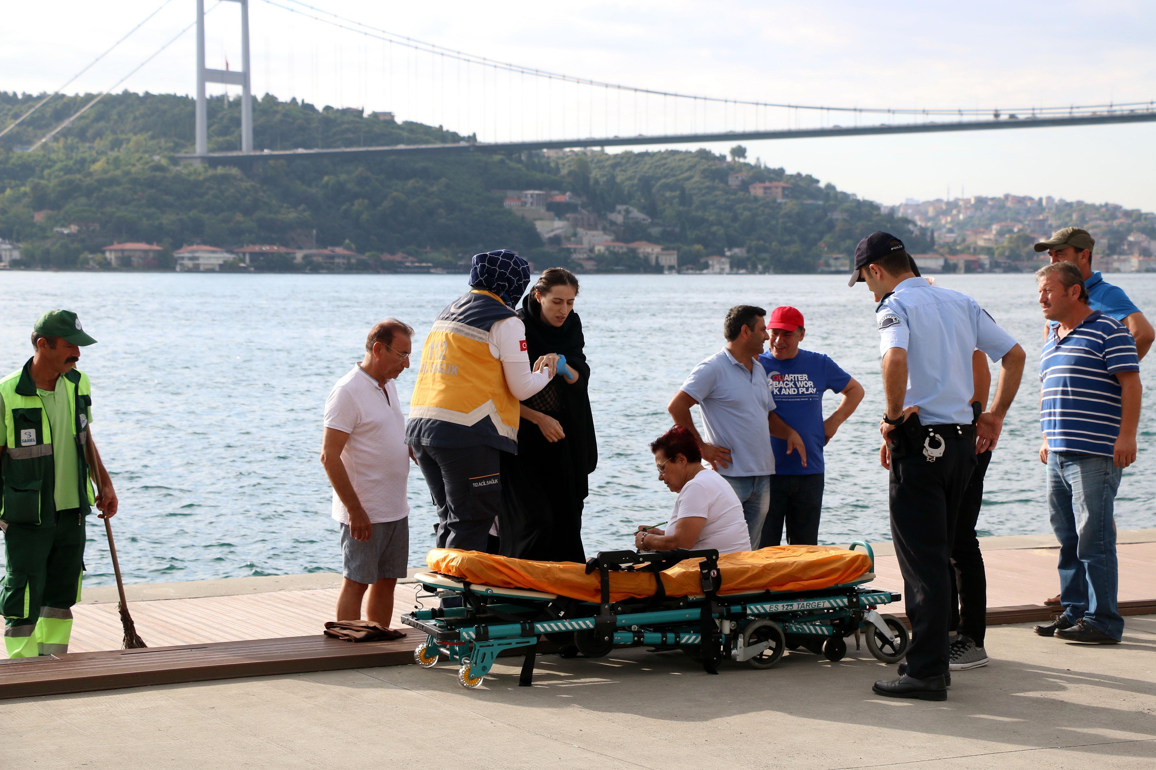 İstanbul Emirgan sahilinde boğulmak üzere olan genç kızı balıkçılar kurtardı