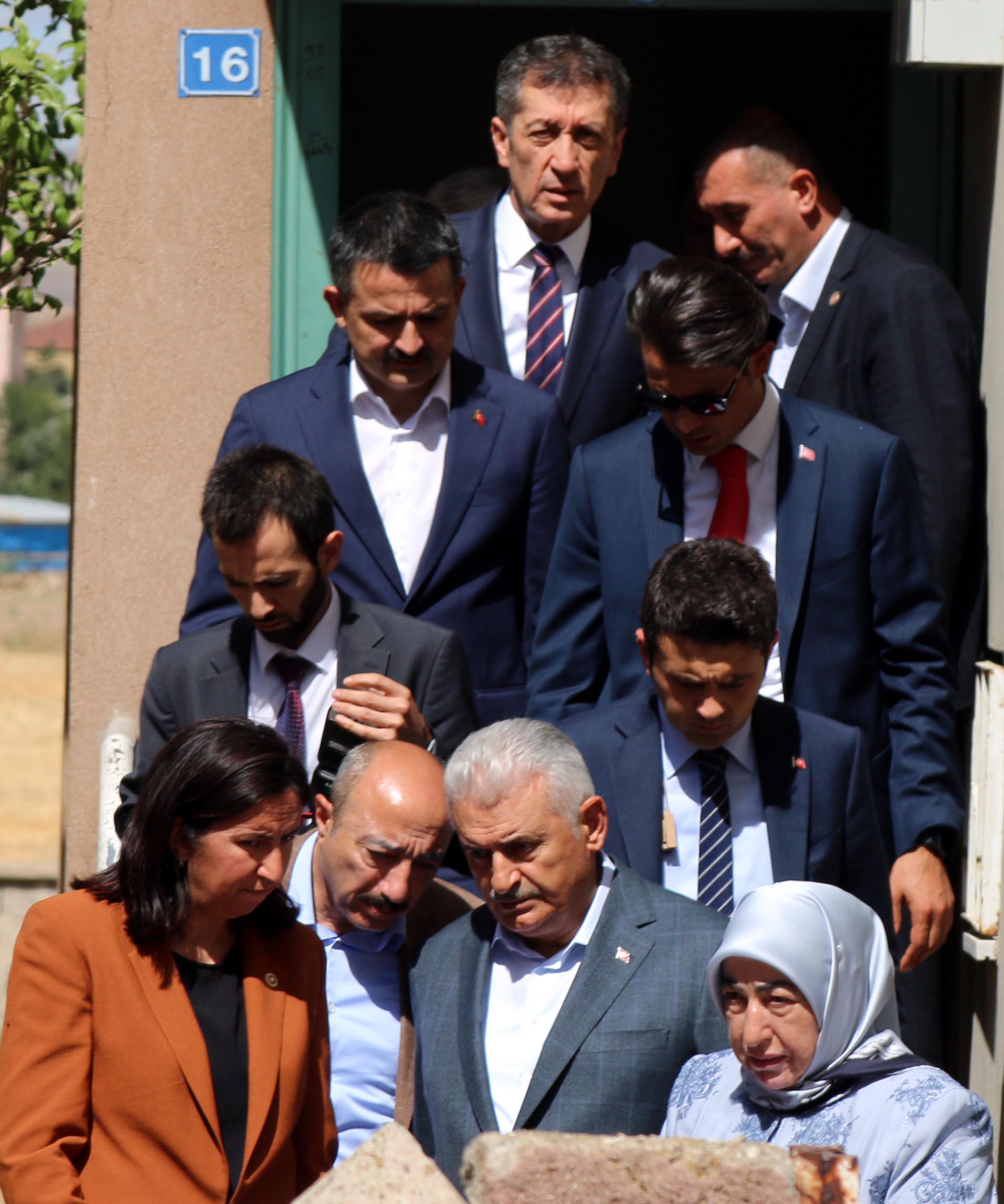 TBMM Başkanı Binali Yıldırım PKKnın şehit ettiği anne ve bebeğinin evine taziyeye gitti