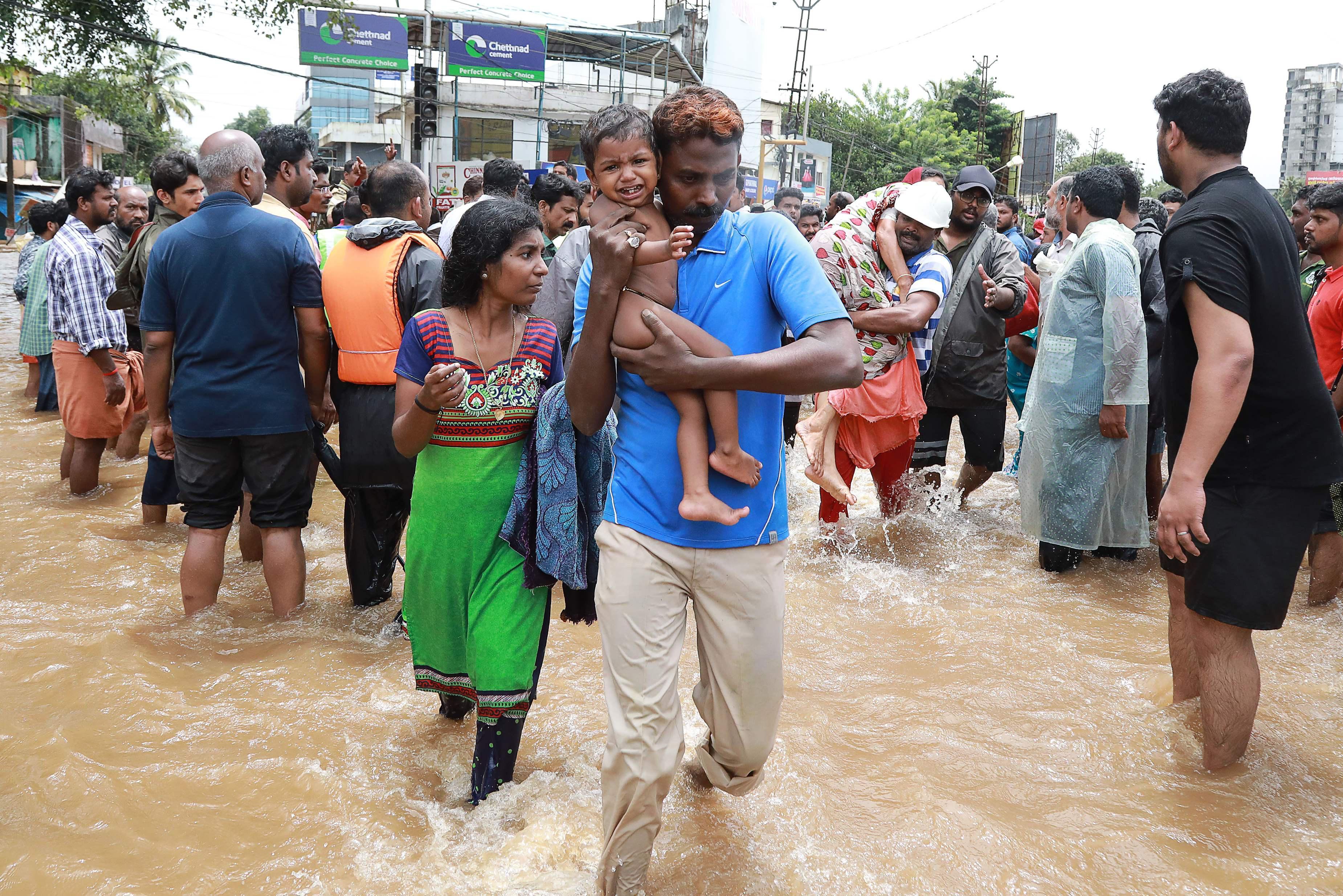 Hindistan’daki yağışlar can almaya devam ediyor