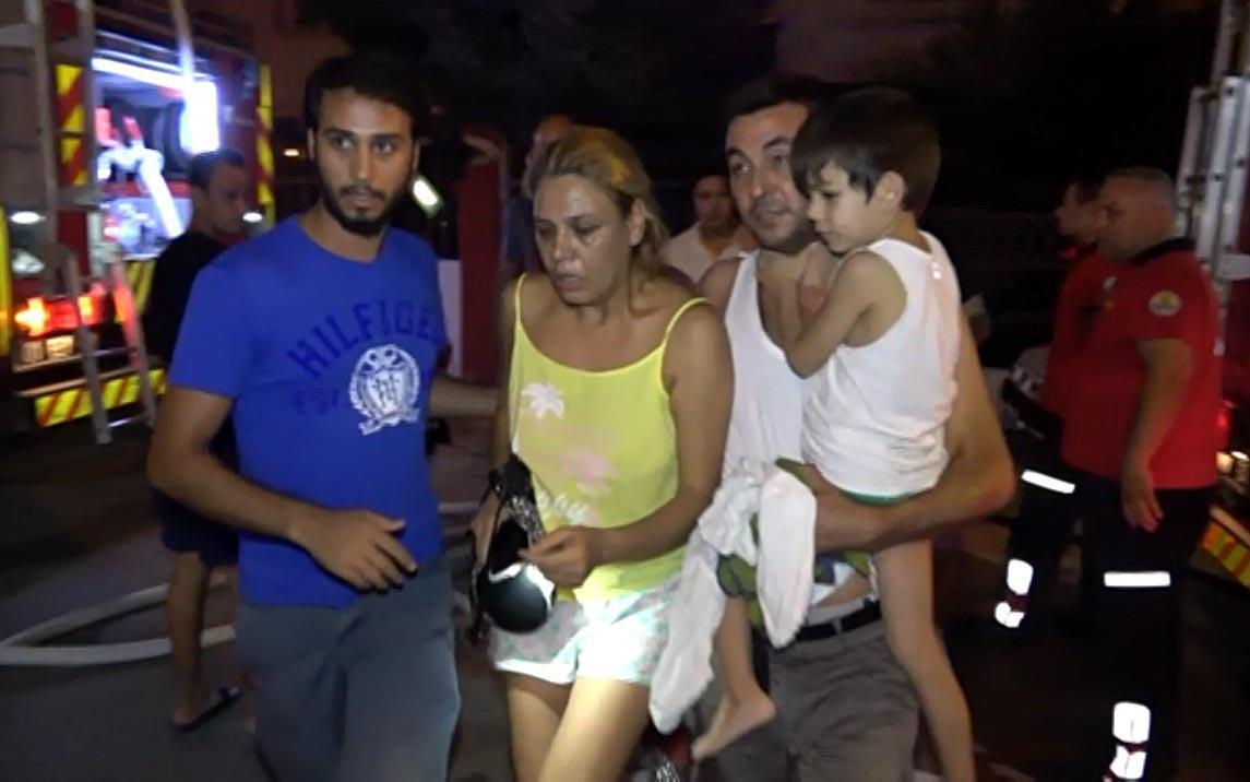 Adanada yangında mahsur kalan anne ve çocukları kurtarıldı