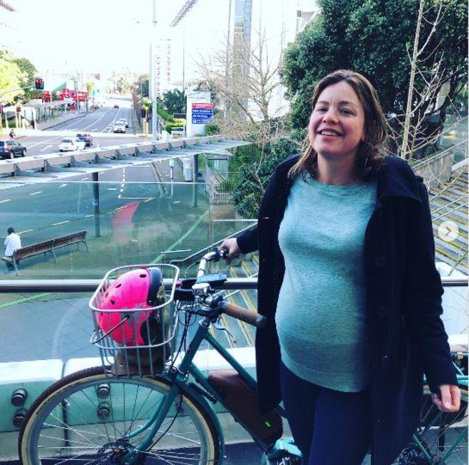 Yeni Zelandalı Bakan Julie Genter doğum yapacağı hastaneye bisikletle gitti