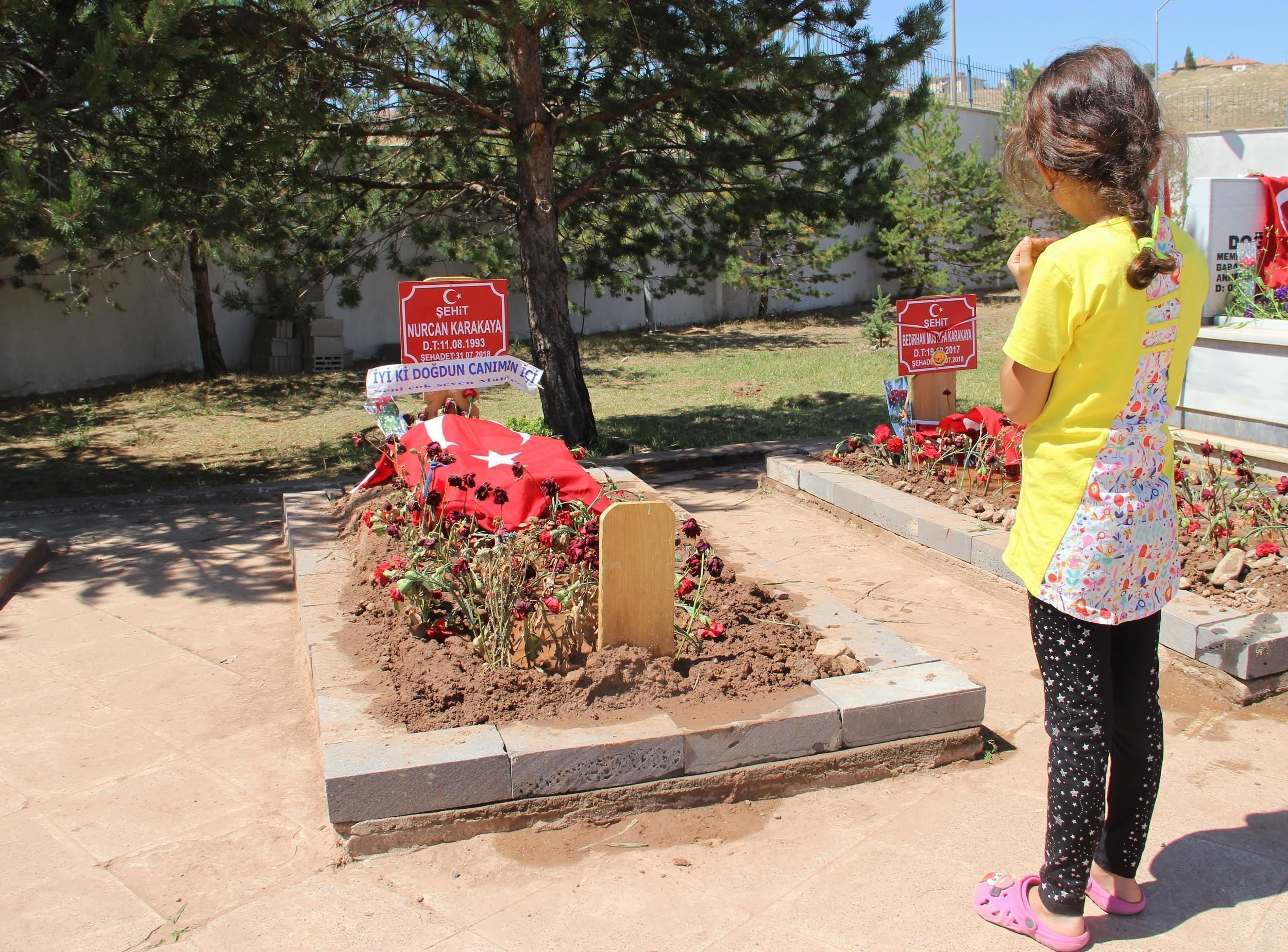 Şehit Nurcan Karakaya ile bebeği Bedirhanın mezarına ziyaretçi akını