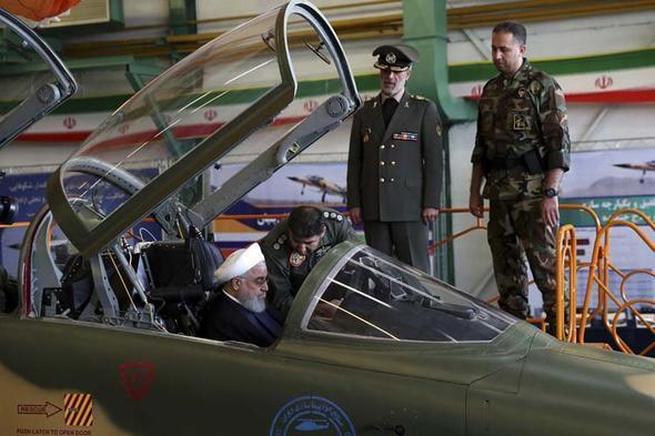 İran yerli savaş uçağını tanıttı, Ruhani Türkiyeye mesaj yolladı