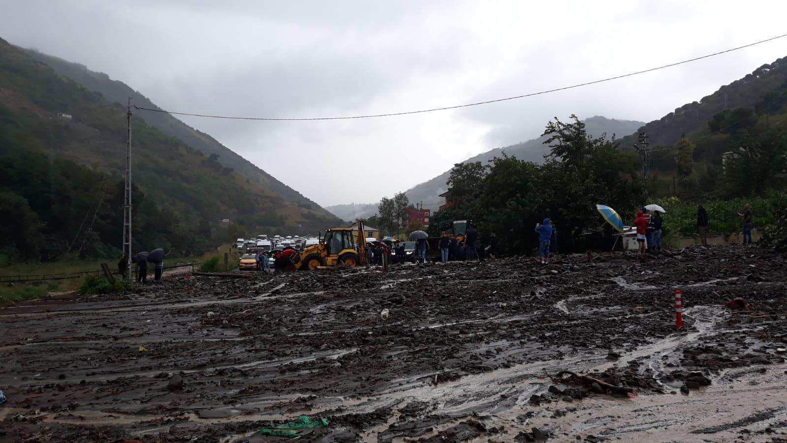 Trabzonda şiddetli yağış Heyelan yolu kapattı