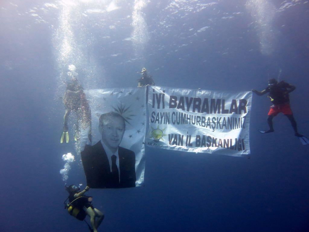 Cumhurbaşkanı Erdoğanın bayramını denizde pankart açarak kutladılar
