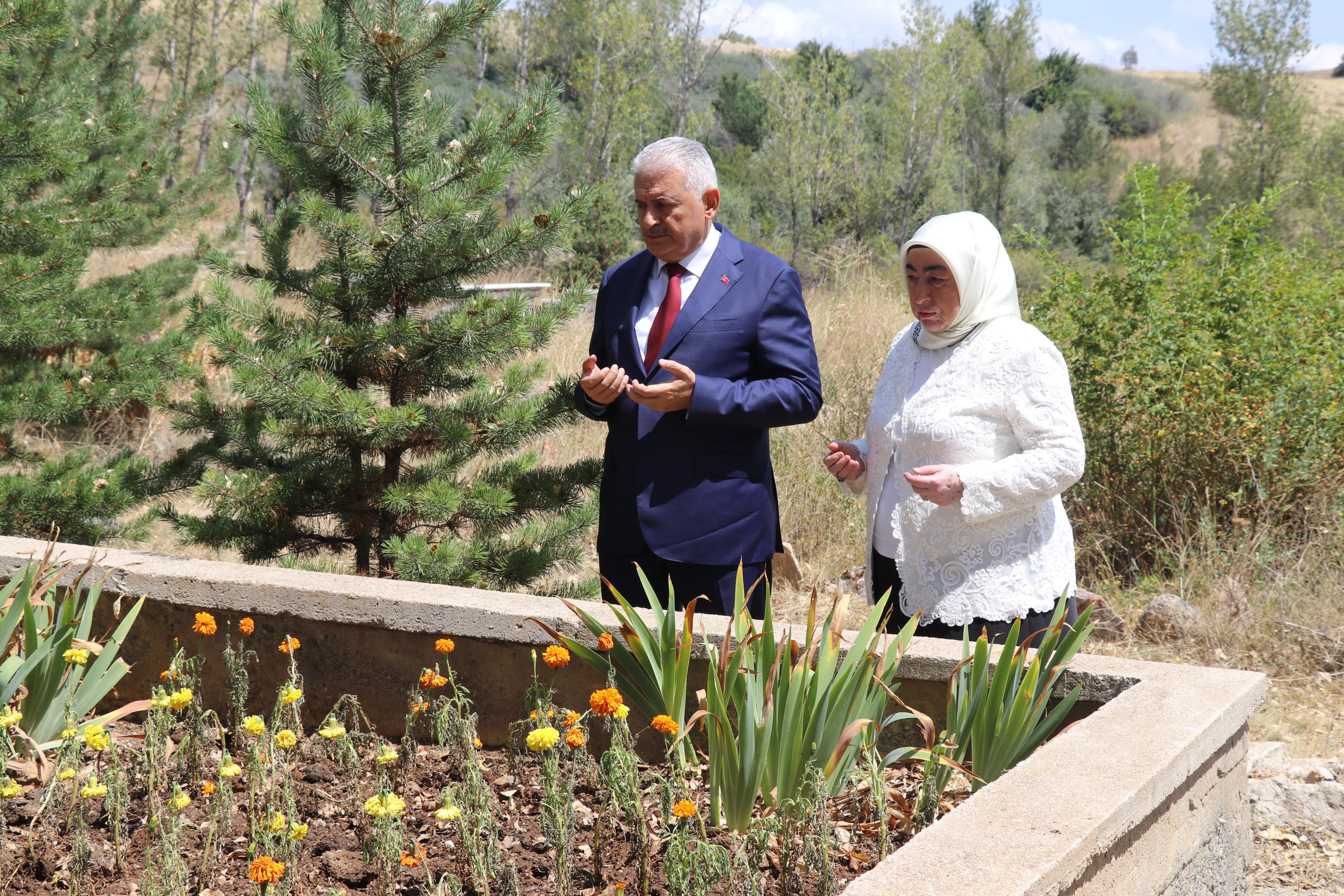 TBMM Başkanı Yıldırım Erzincanda vatandaşlarla bayramlaştı