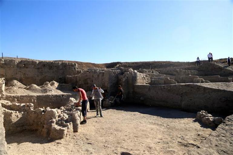 Karahüyükte 3 bin yıllık urne mezar bulundu