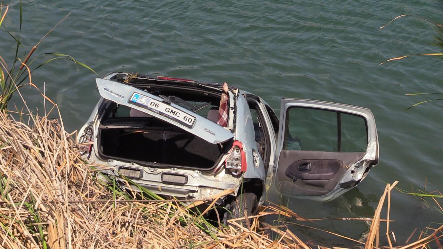 Uşakta otomobil gölete uçtu: 4 ölü