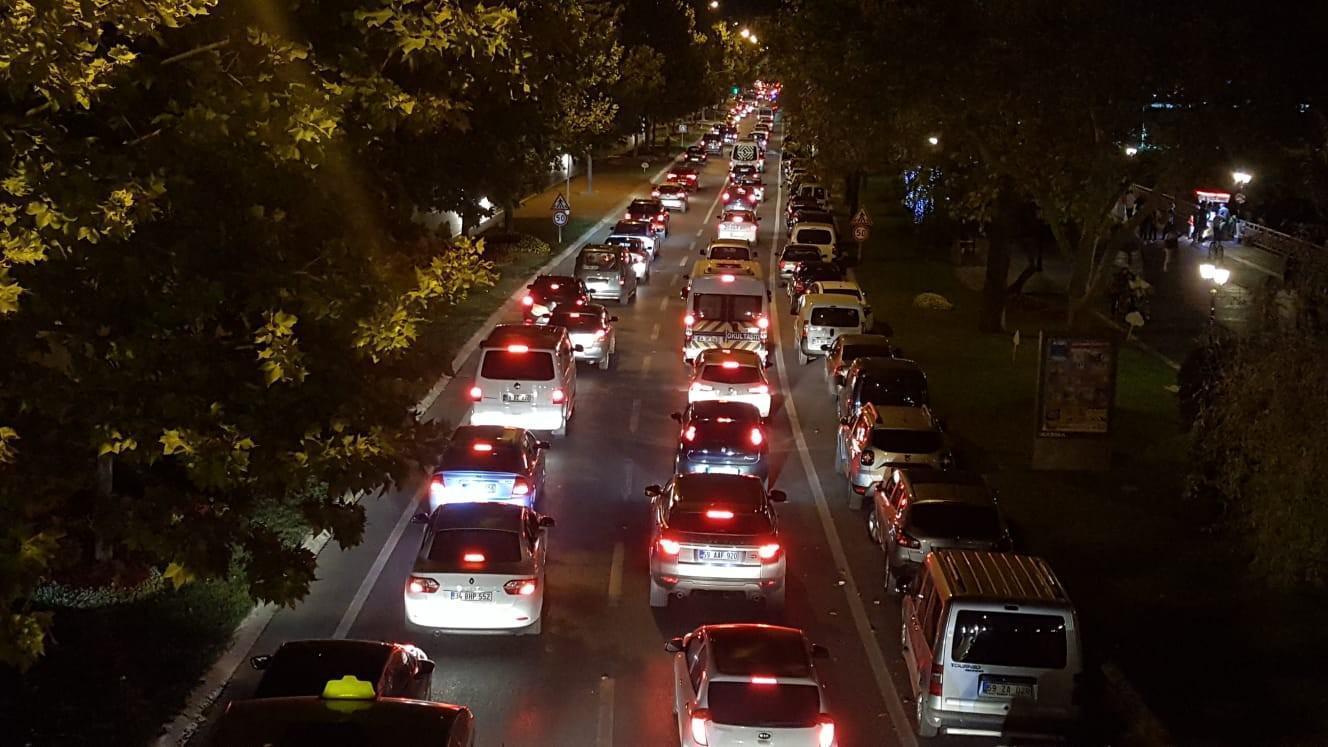 Tatil dönüşleri başladı, İstanbul yolu kilitlendi