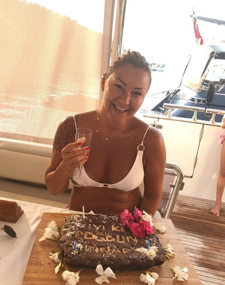 Pınar Altuğa teknede kutlama
