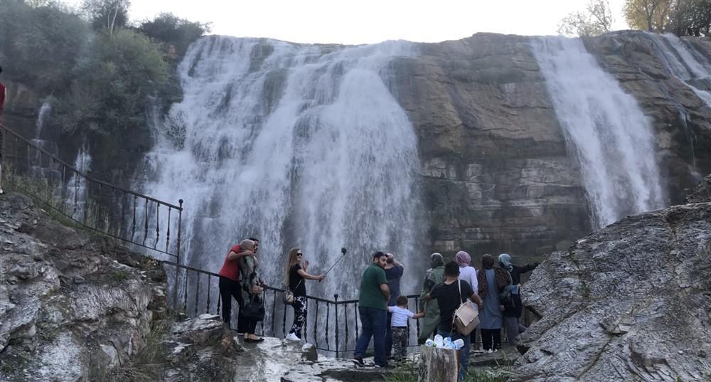 Tortum Şelalesi’ndeki yürüyüş alanında heyelan riski