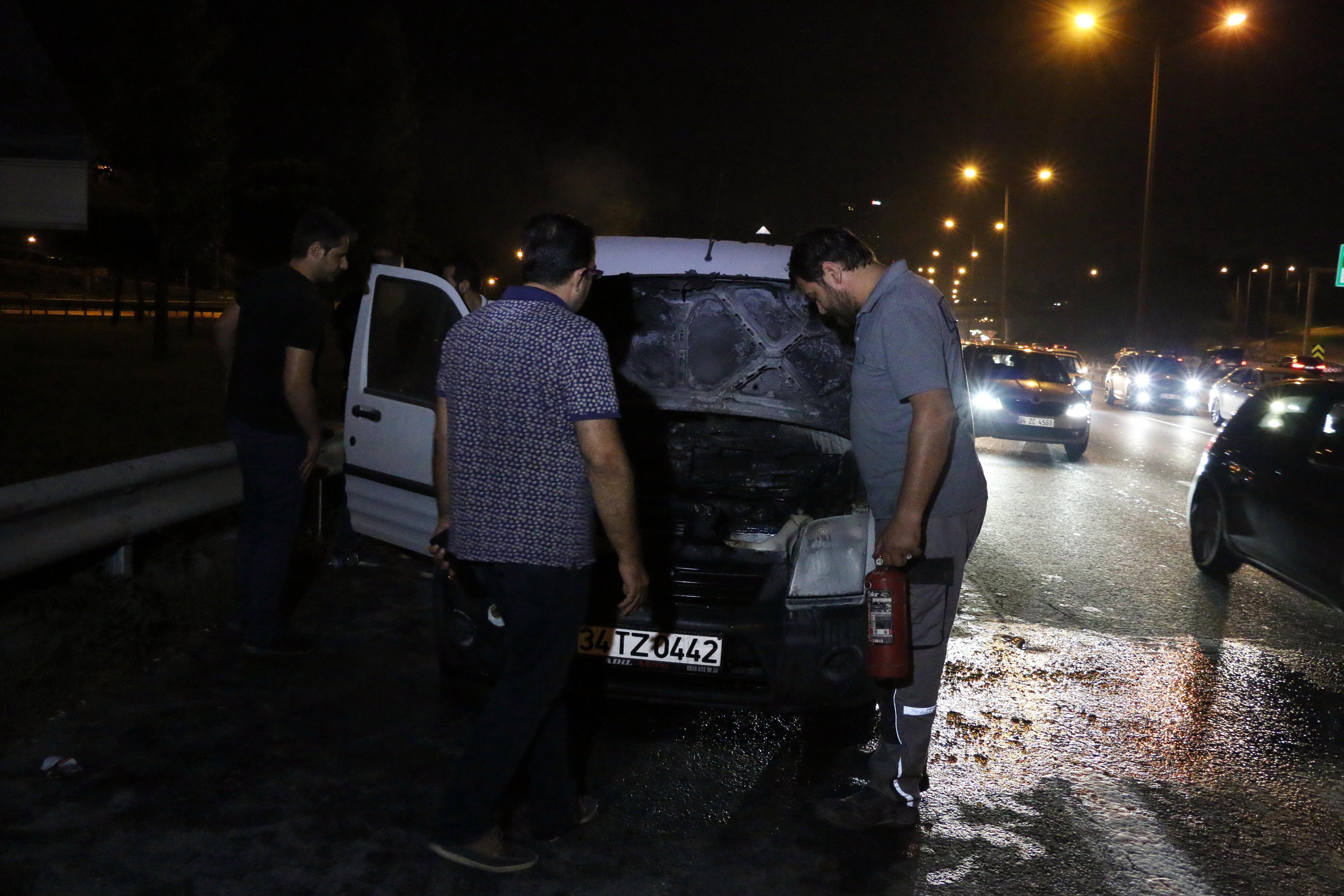 Yanan aracı damacana su ile söndürdüler