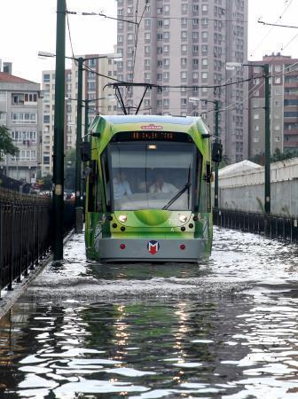 İstanbuldaki kuvvetli yağış sebebiyle İETT otobüsünü su bastı