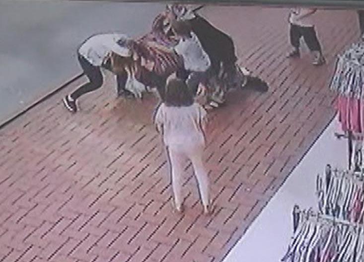 Zonguldakta iki kadın caddede kavga etti