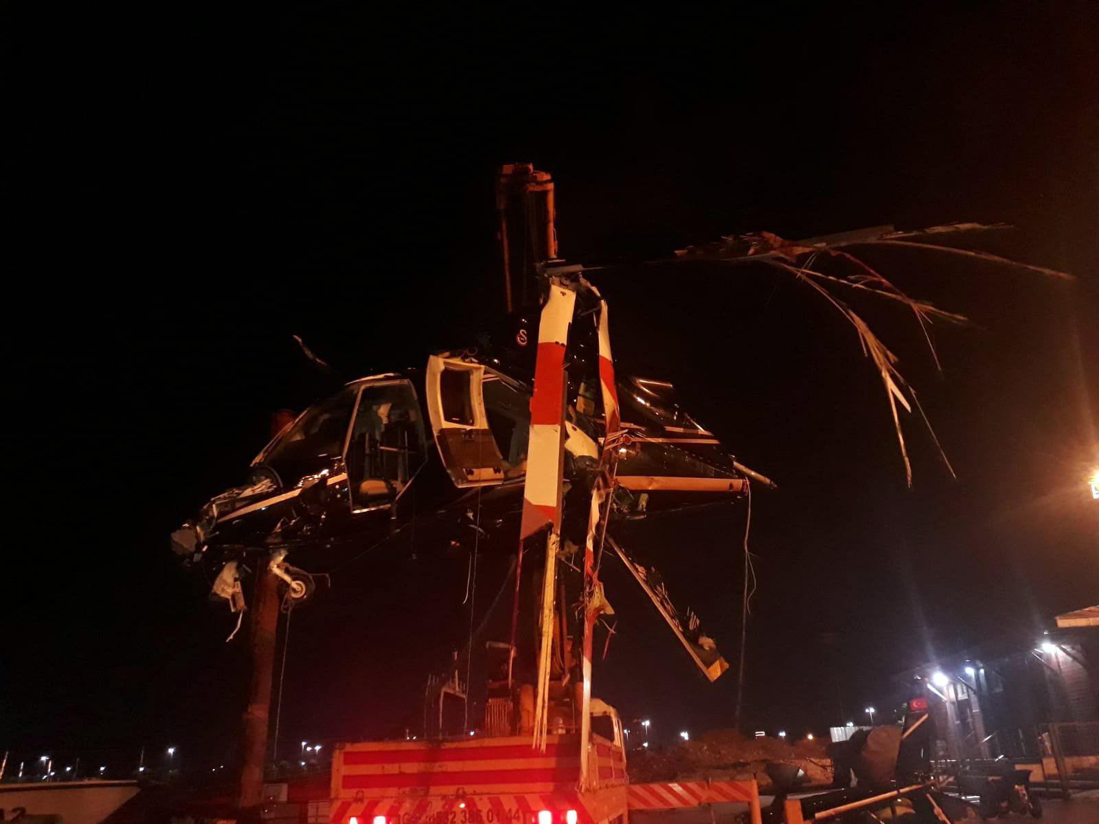 İstanbul Bostancıda denize çakılan helikopterin enkazı çıkarıldı