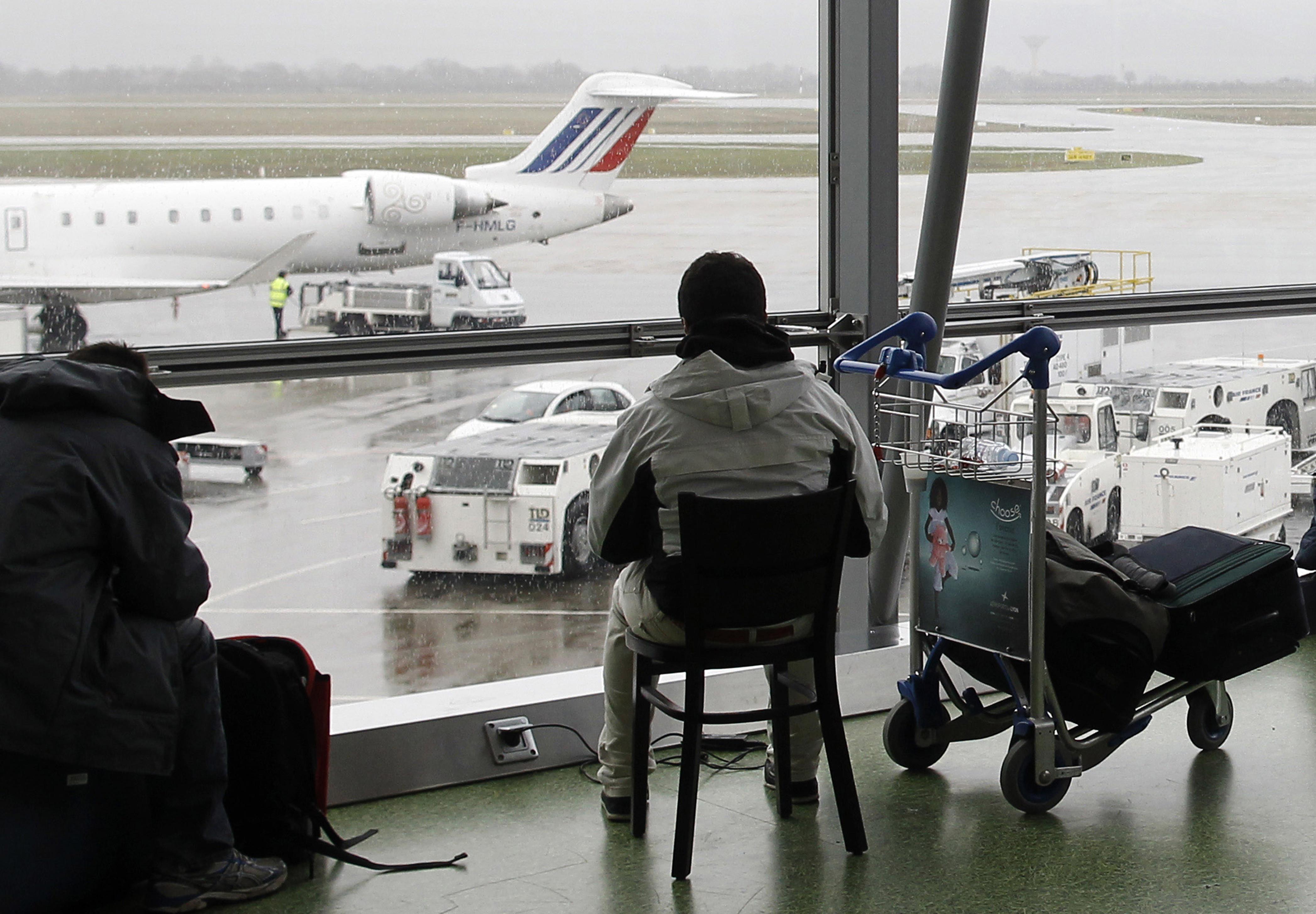 Fransa’daki havalimanında panik Bariyerleri aşarak girmeye çalıştı