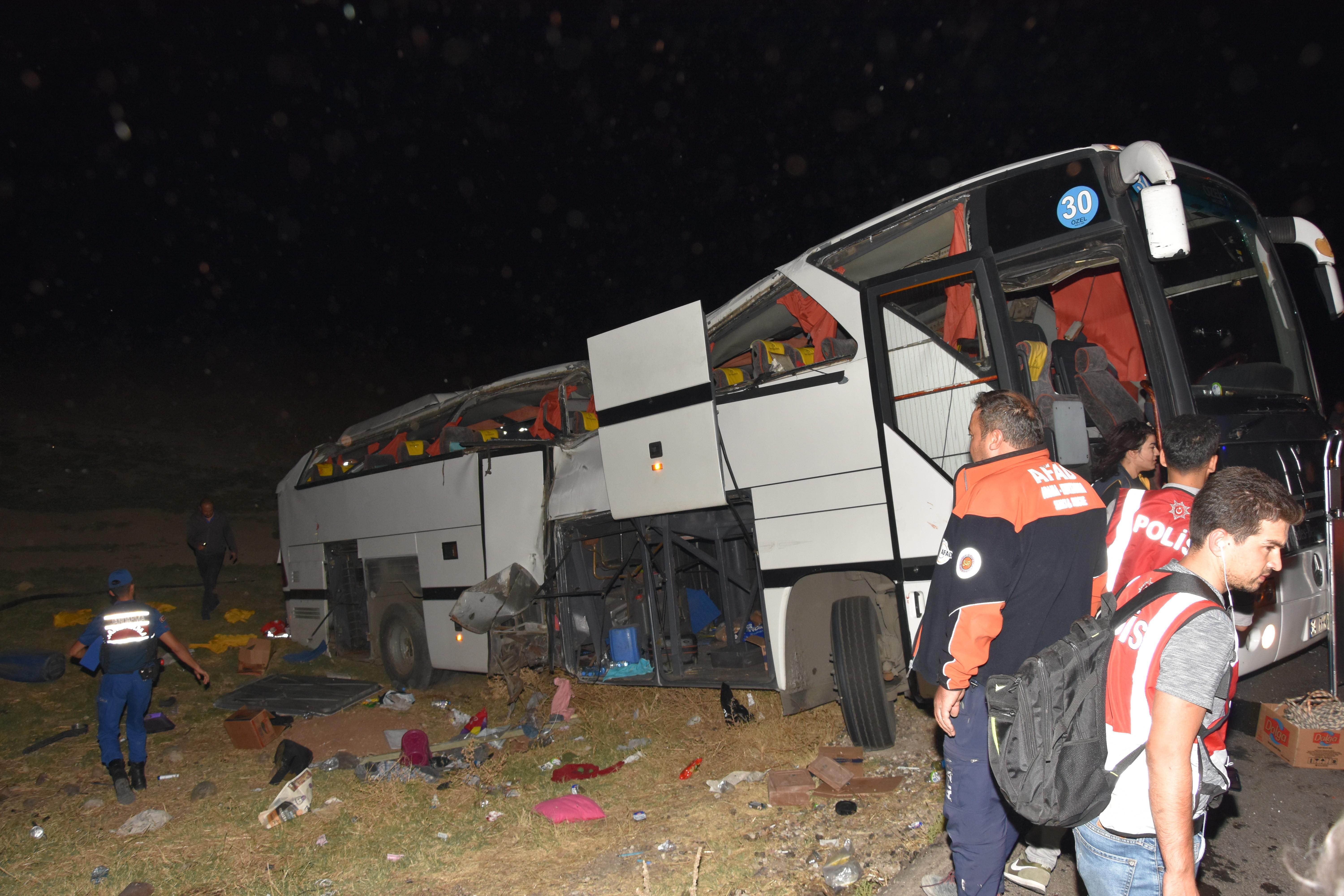Mültecileri taşıyan otobüs devrildi: 1 ölü, 17si polis 40 yaralı