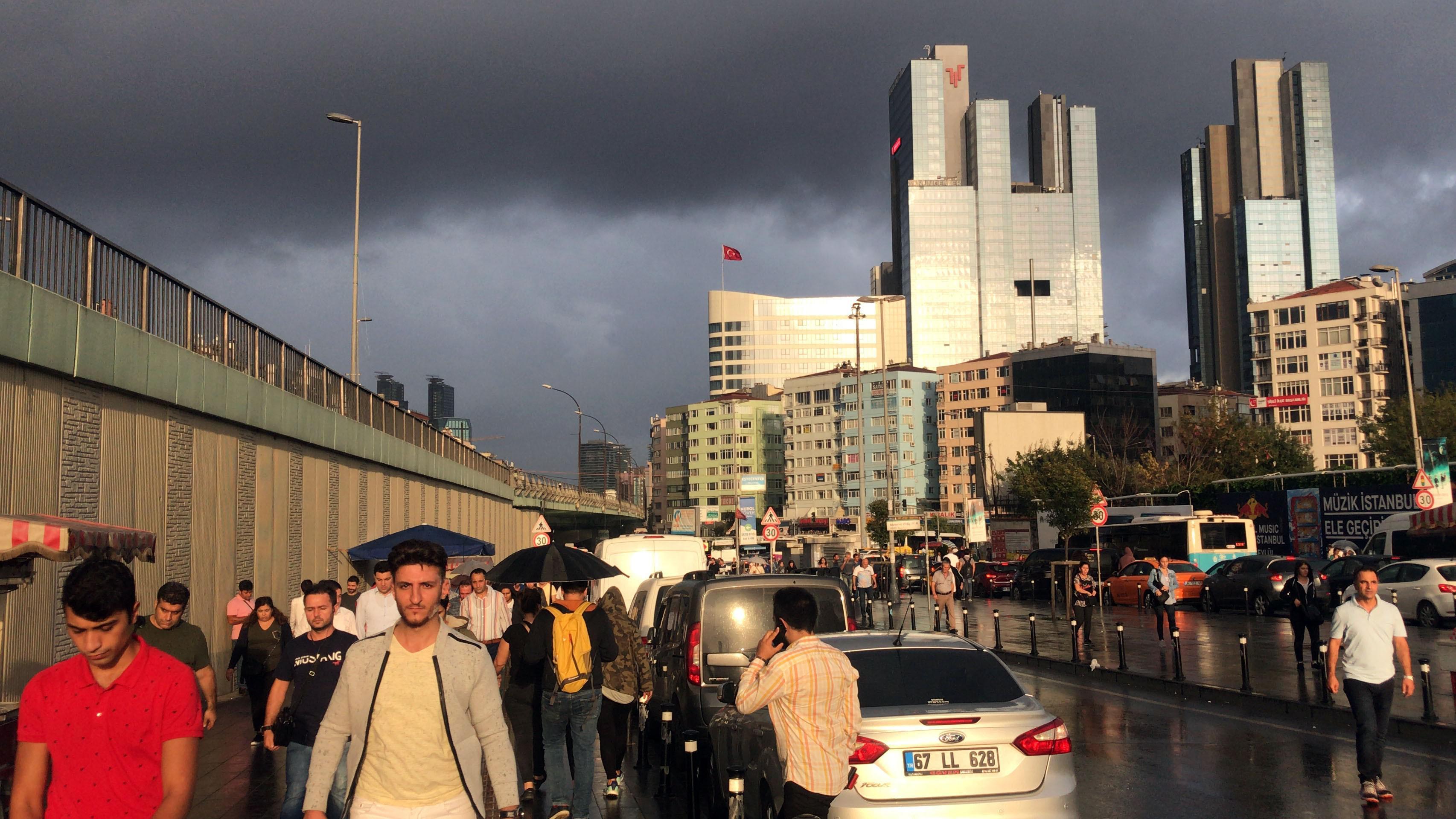 İstanbul’da beklenen yağış etkisini gösterdi