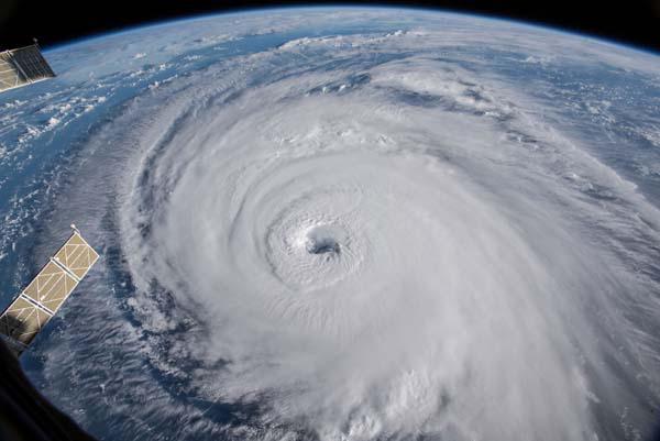 ABD diken üstünde... Florence Kasırgası yaklaşıyor