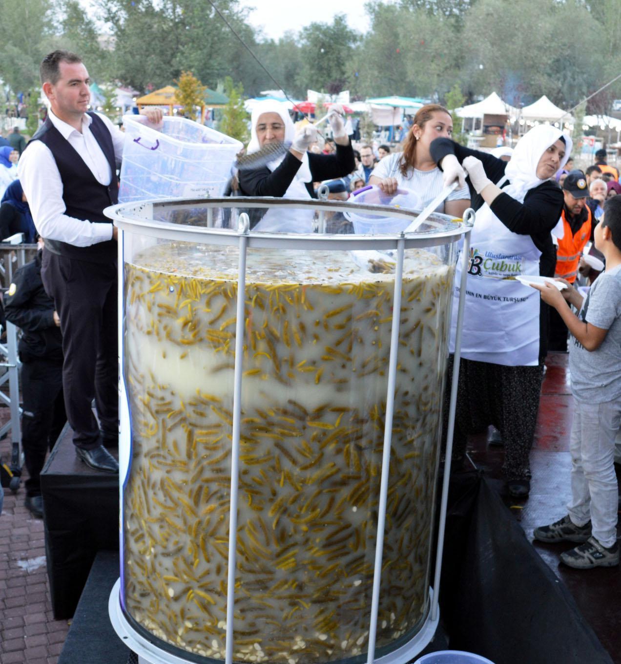 1,5 tonluk Çubuk turşusu Guinness Rekorlar Kitabı’na girdi