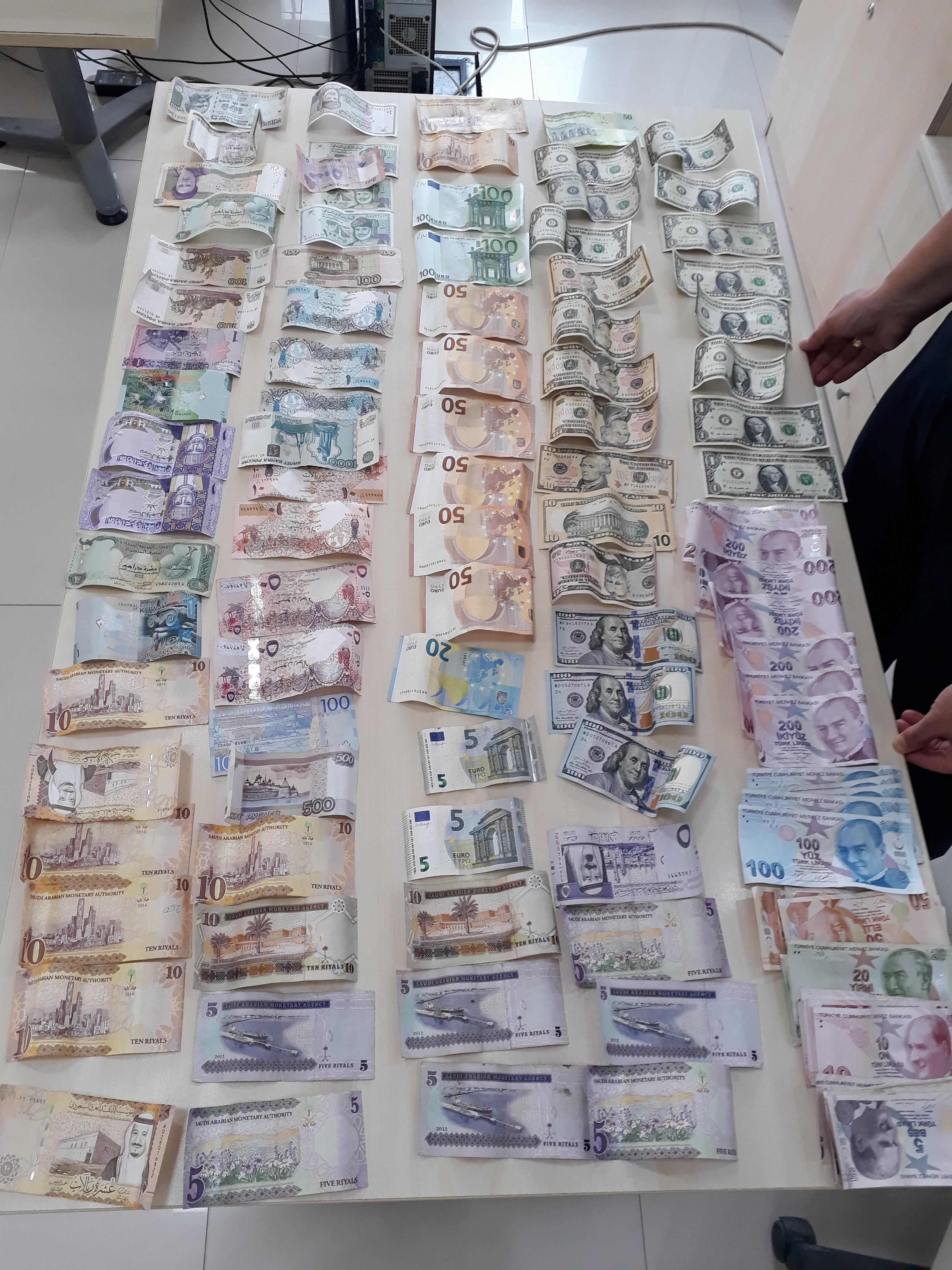 Sabiha Gökçende yakalanan dilencinin üzerinden 15 farklı ülkenin parası çıktı