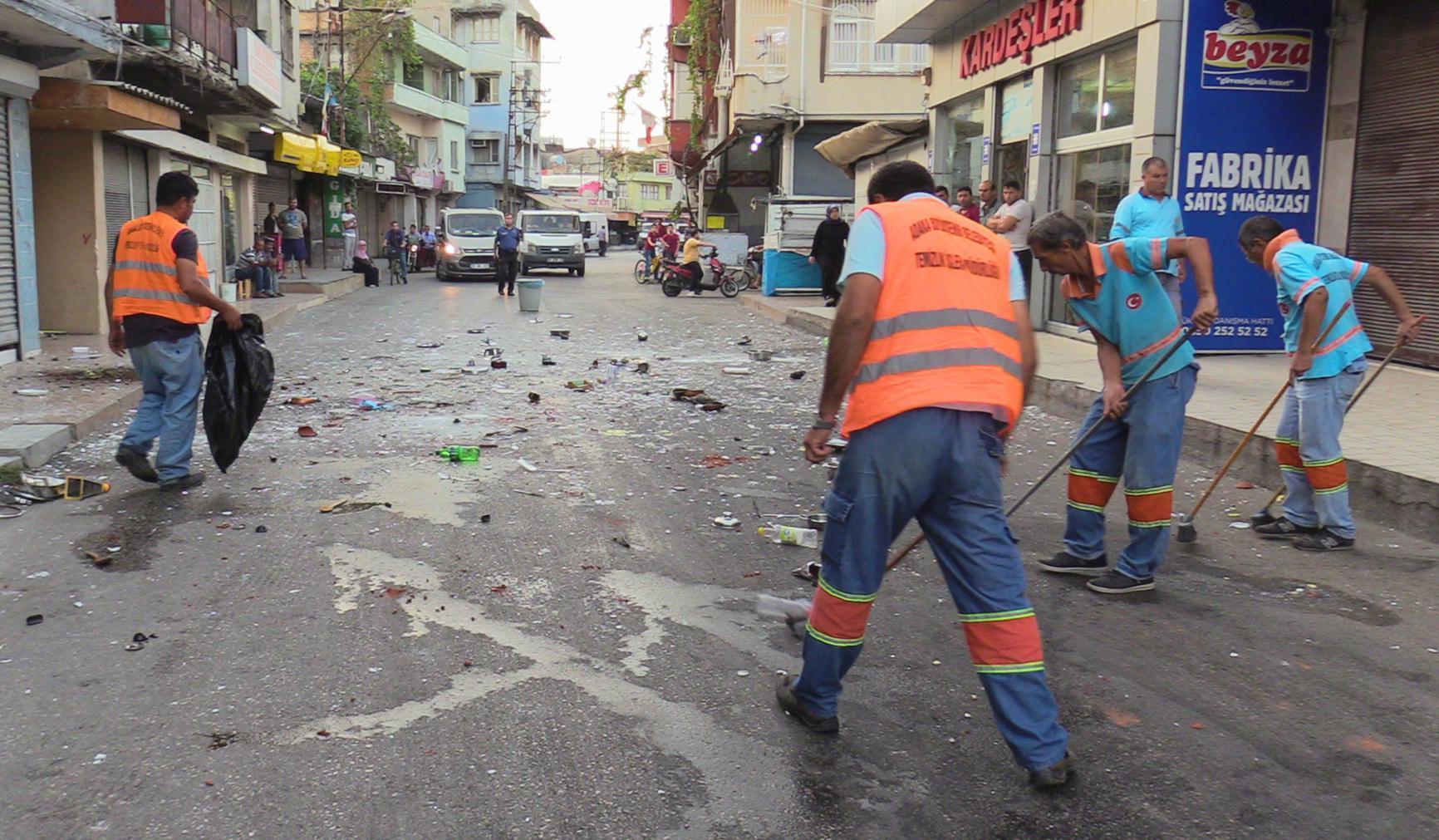 Adanada bu sabah: Ne bulduysa sokağa attı, yolu trafiğe kapattı