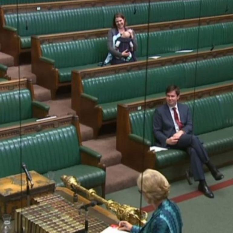 İngilterede ilk kez bir milletvekili parlamento oturumuna bebeğiyle katıldı