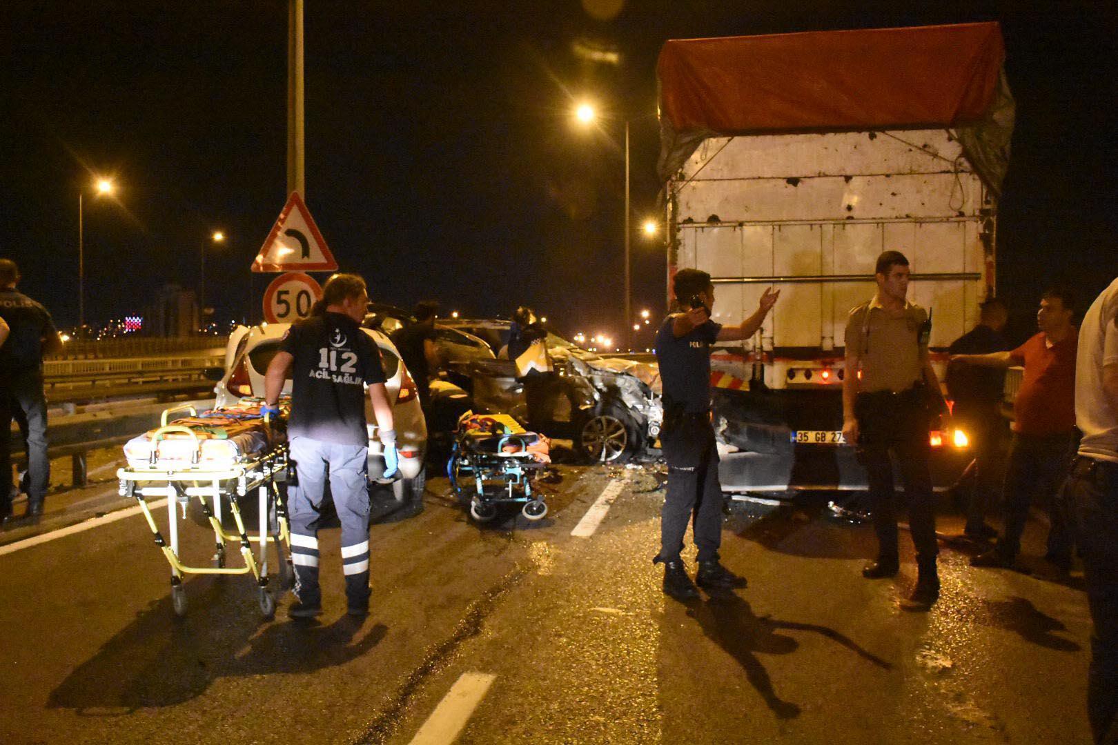 İzmirde aynı yerde peş peşe kaza: 1 ölü, 4 yaralı